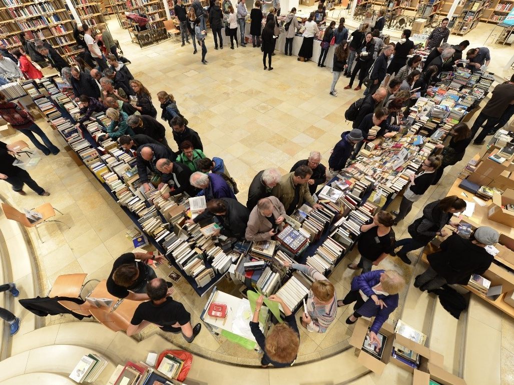 Bücher günstig erwerben bei Kaffee und Kuchen am Samstag, 3. Juni 2023.