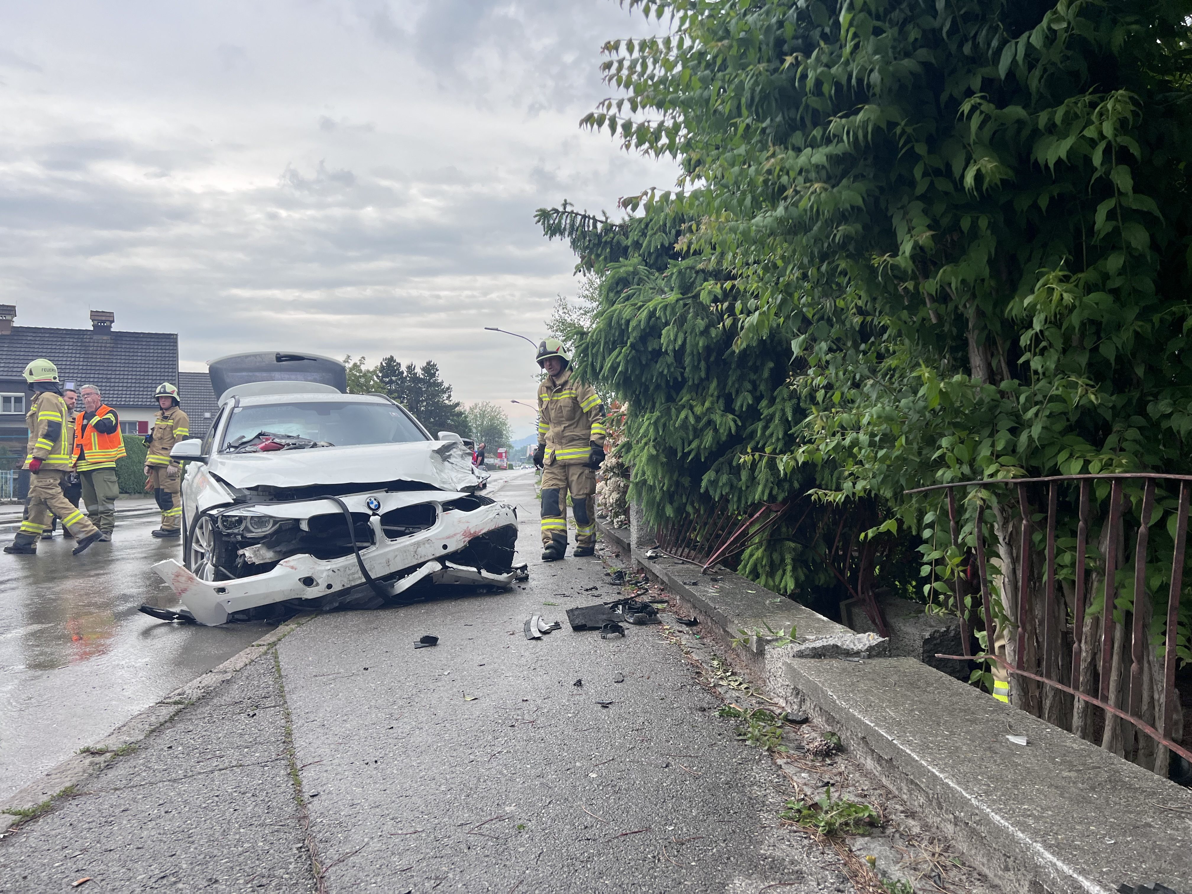 Bei dem Unfall wurden mindestens zwei Personen verletzt.