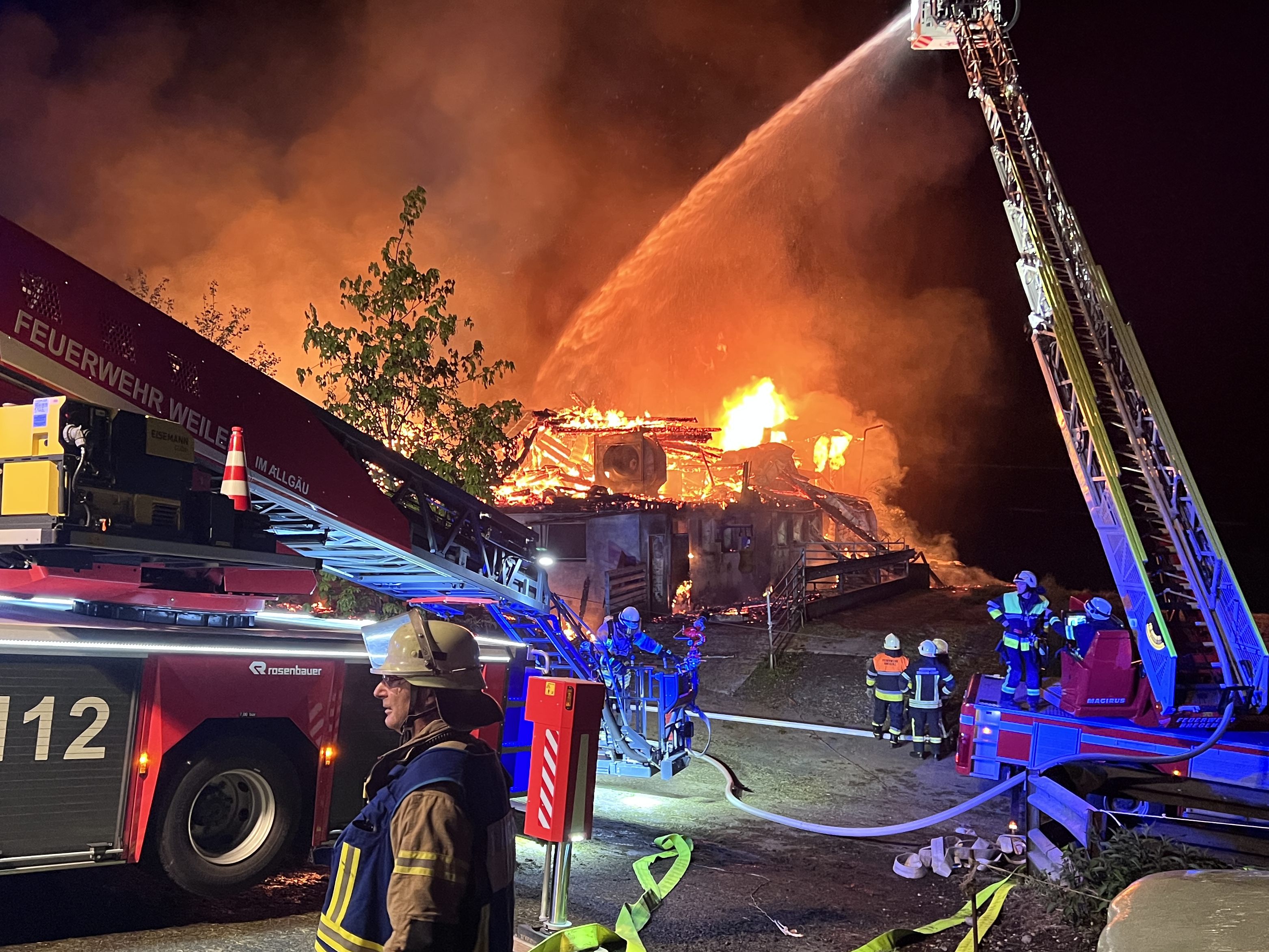 Das Gebäude wurde durch das Feuer zerstört.