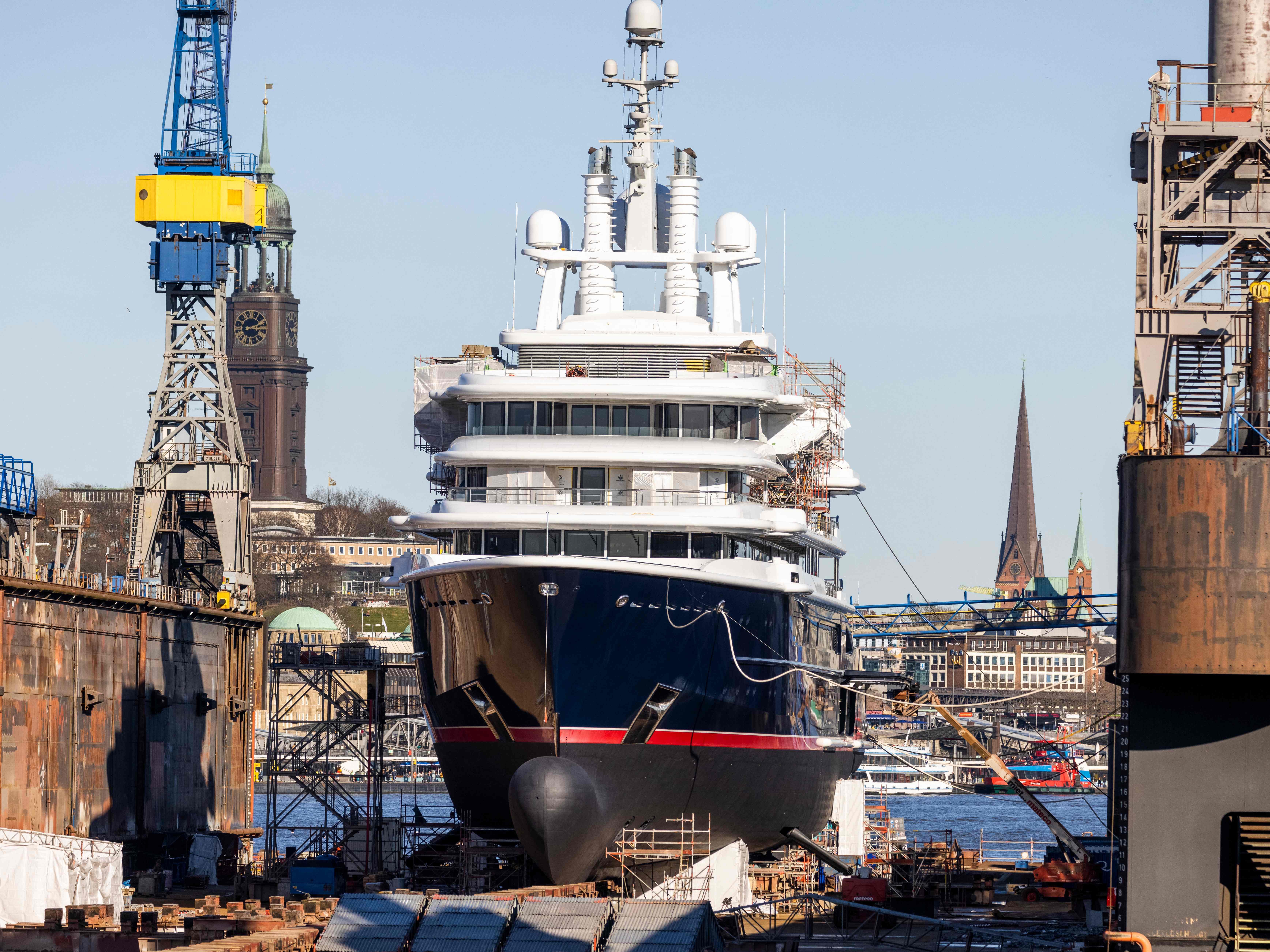 Superyacht Luna in Hamburg.