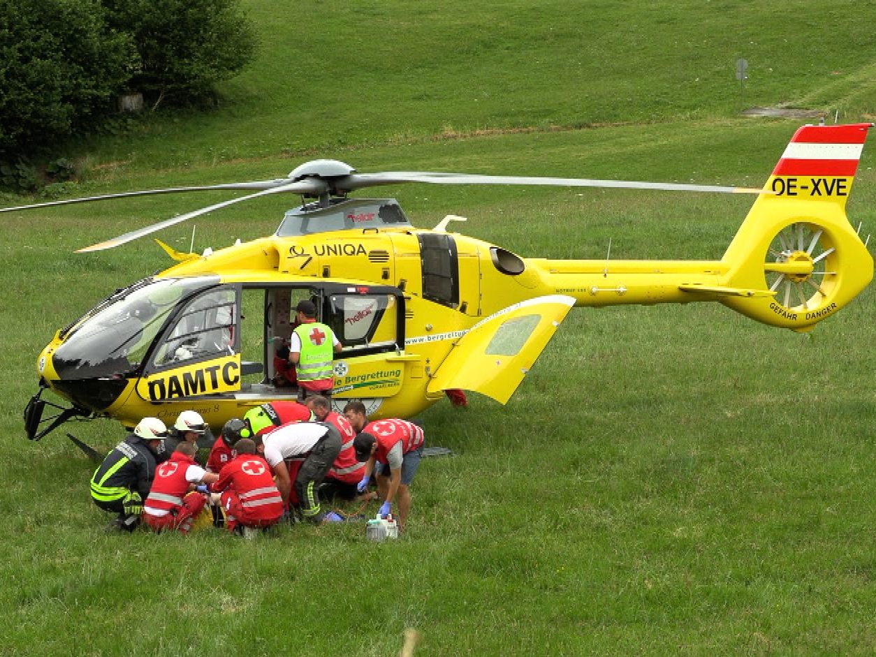 Mopedfahrer unter Auto eingeklemmt - ins Krankenhaus geflogen.