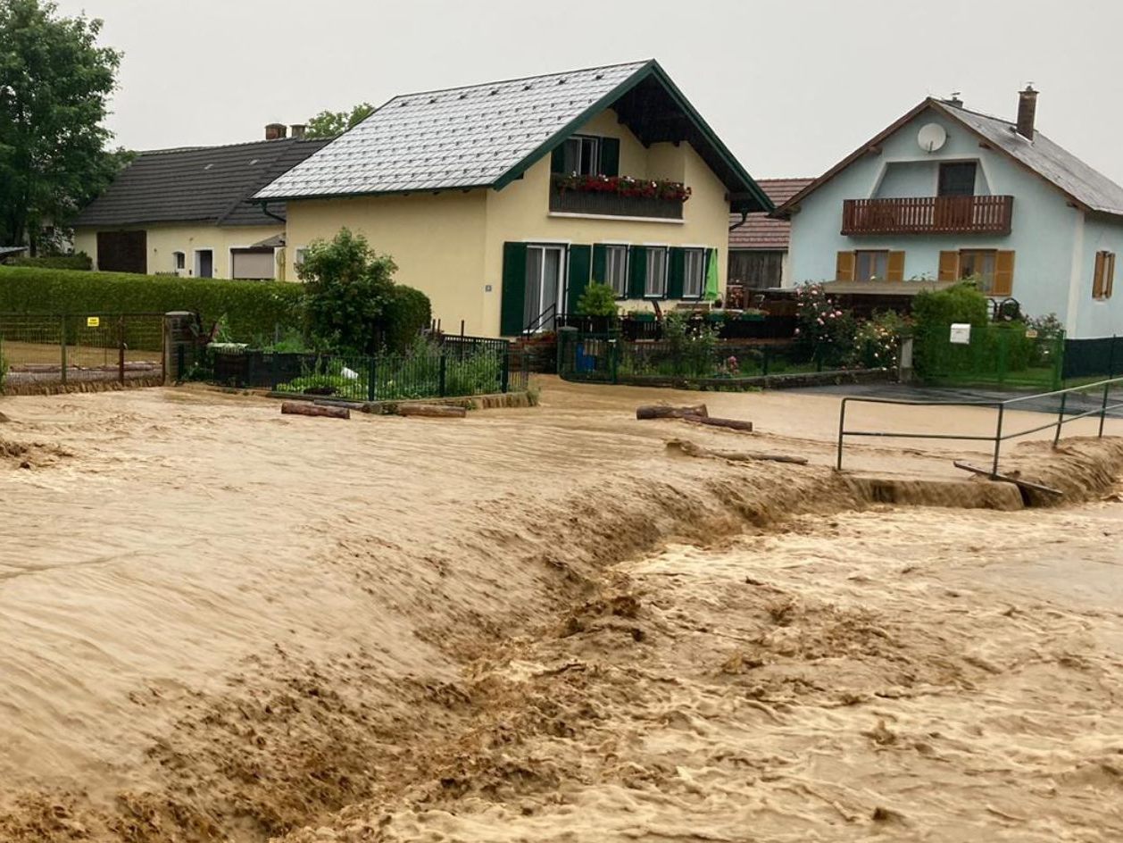 Starker Regen forderte die Feuerwehren im Burgenland.