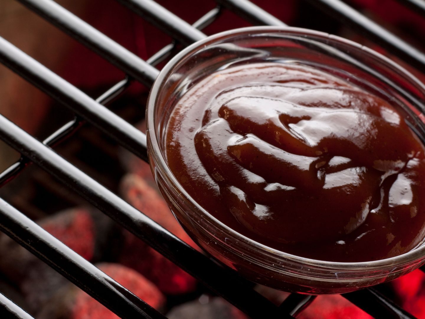 Im Supermarkt erhältliches Ketchup und Grillsaucen fallen bei Salz-, Zucker- und Fettgehalt sehr unterschiedlich aus.