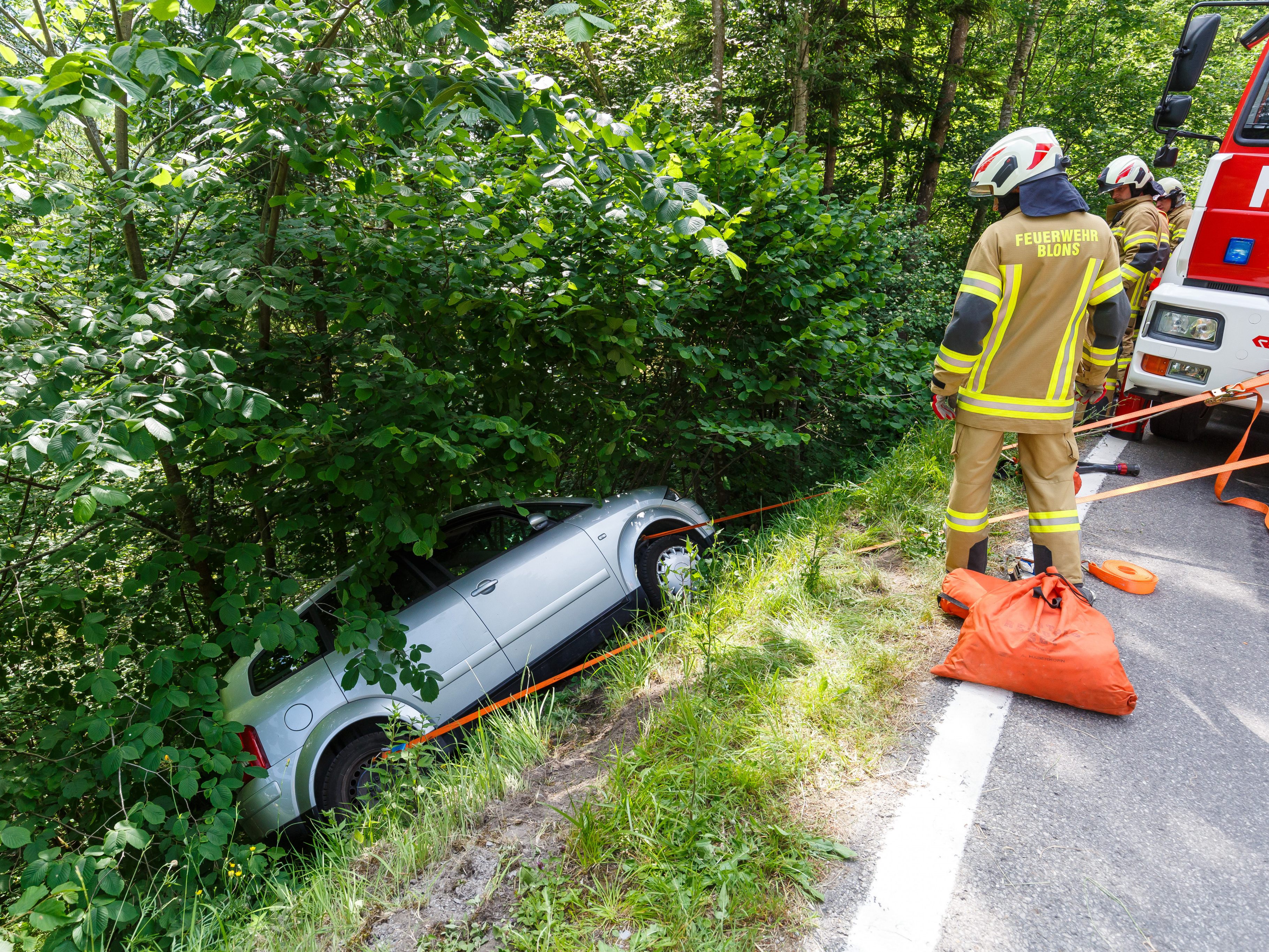 Der Pkw wurde in extrem steilen Gelände von Bäumen gestoppt.
