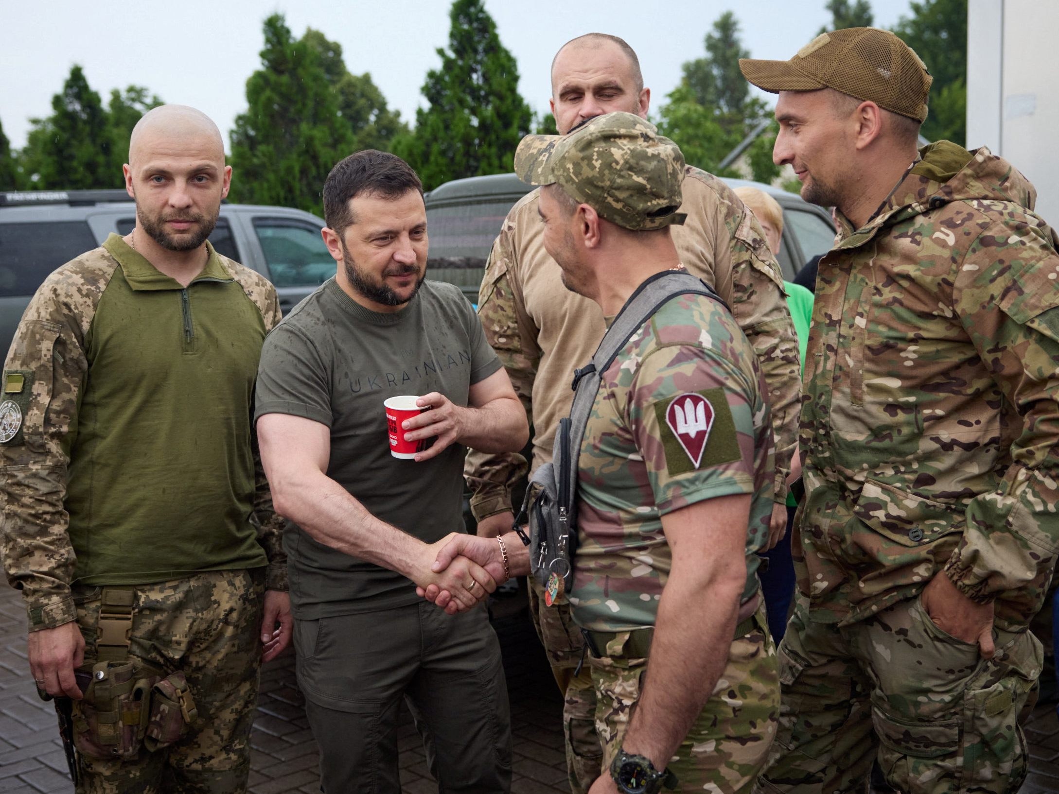Ukrainischer Präsident Selenskyj (im Bild bei einem Frontbesuch am 26. Juni 2023) in täglicher Videoansprache: "Es ist ein glücklicher Tag".