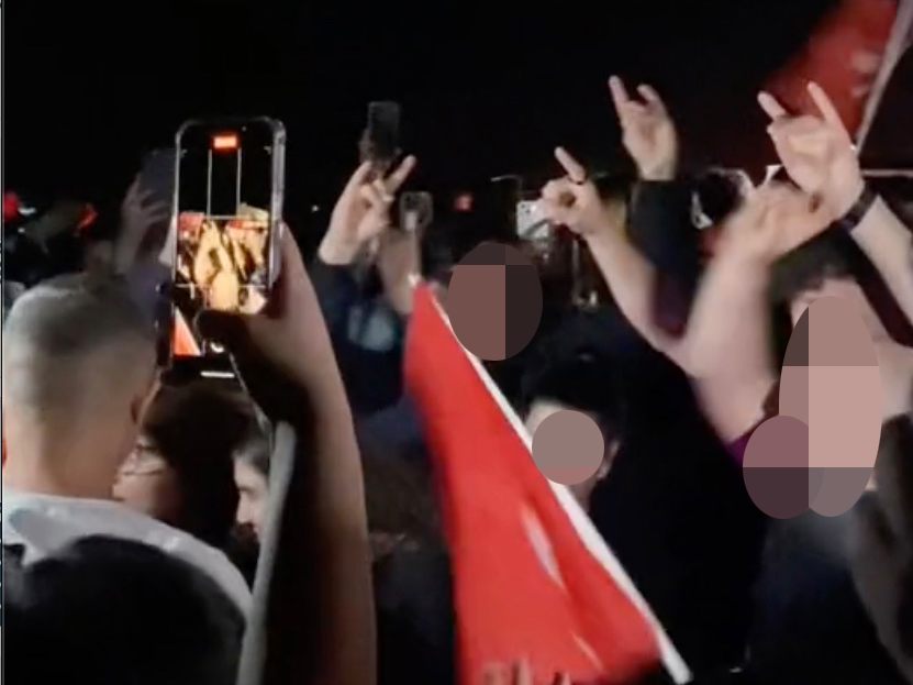 Erdogan-Anhänger zeigten am Sonntag in Dornbirn den verbotenen Wolfsgruß.