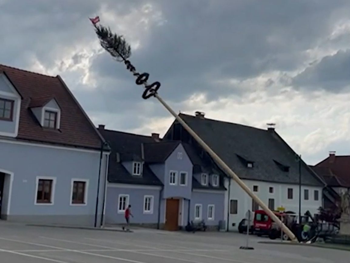 Der Maibaum krachte auf ein Haus.