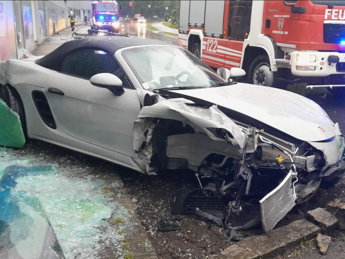 An dem Sportwagen entstand erheblicher Schaden.