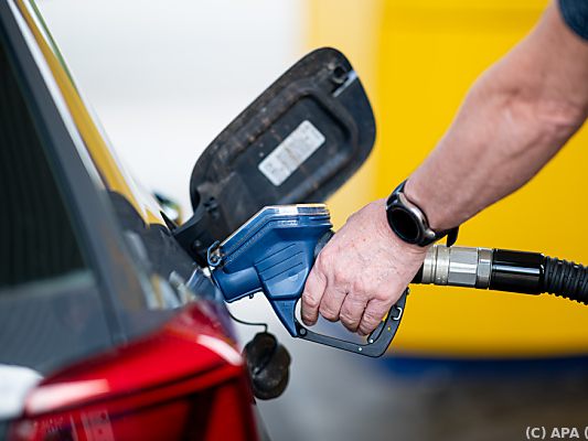 Diesel und Superbenzin waren zuletzt viel billiger als vor einem Jahr