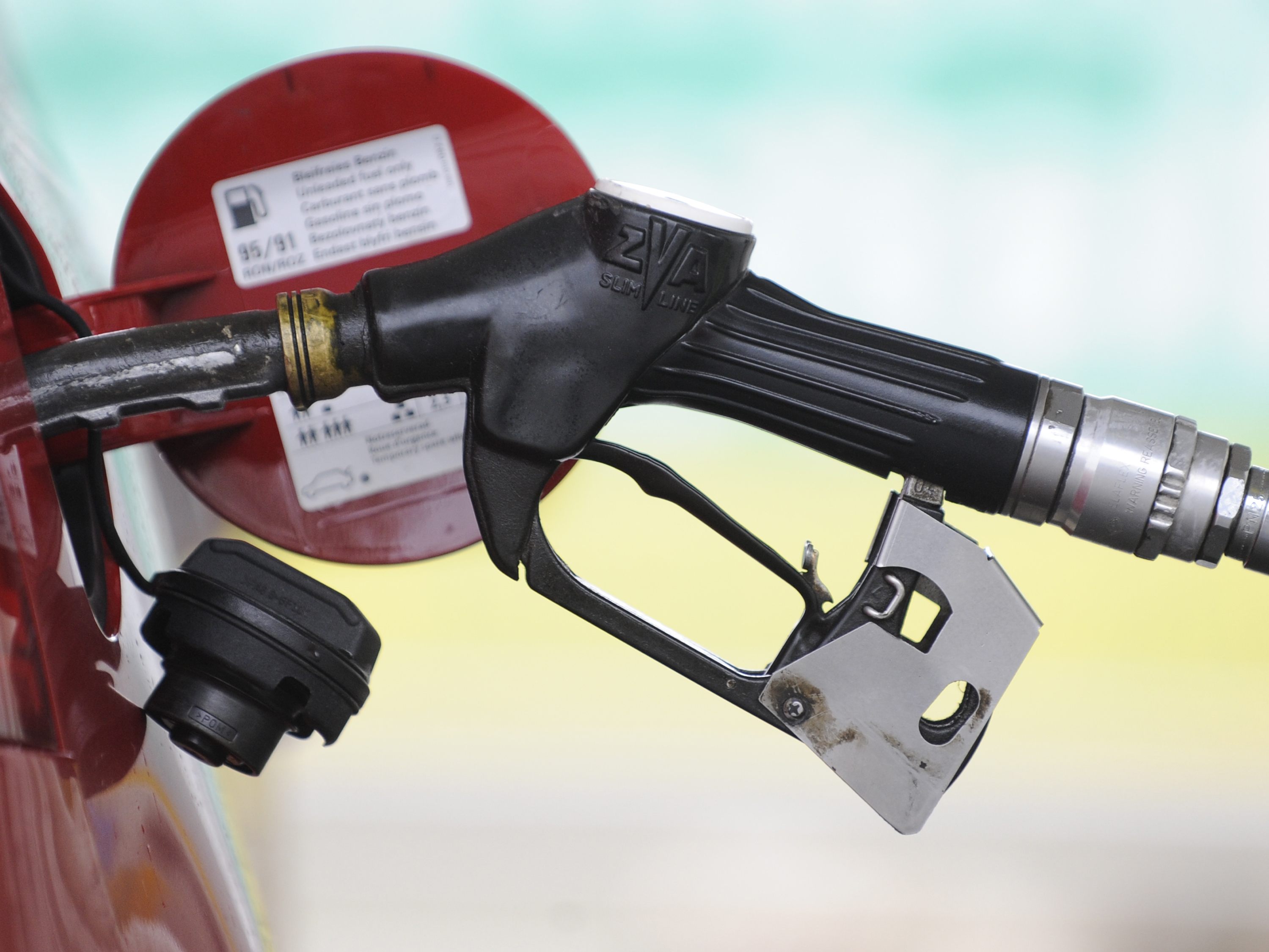 Die Tankfüllung im Juni war deutlich günstiger als im Vorjahr.