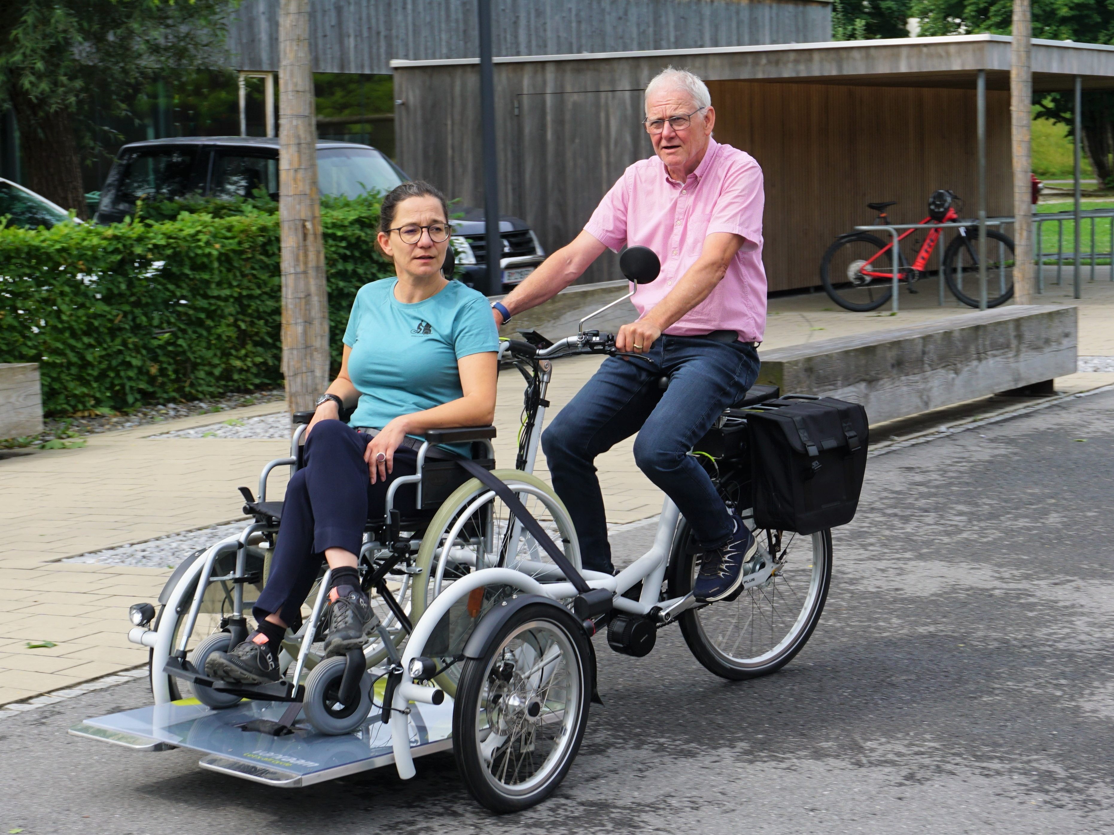 Erste Testfahrt mit der brandneuen Rollstuhl-Rikscha: Wilhelm Sutterlüty und Elke Fitz.