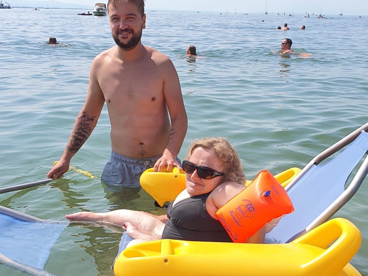 Karin Stöckler beim Baden mit dem Schwimmrollstuhl: "Die Abkühlung ist einfach herrlich."