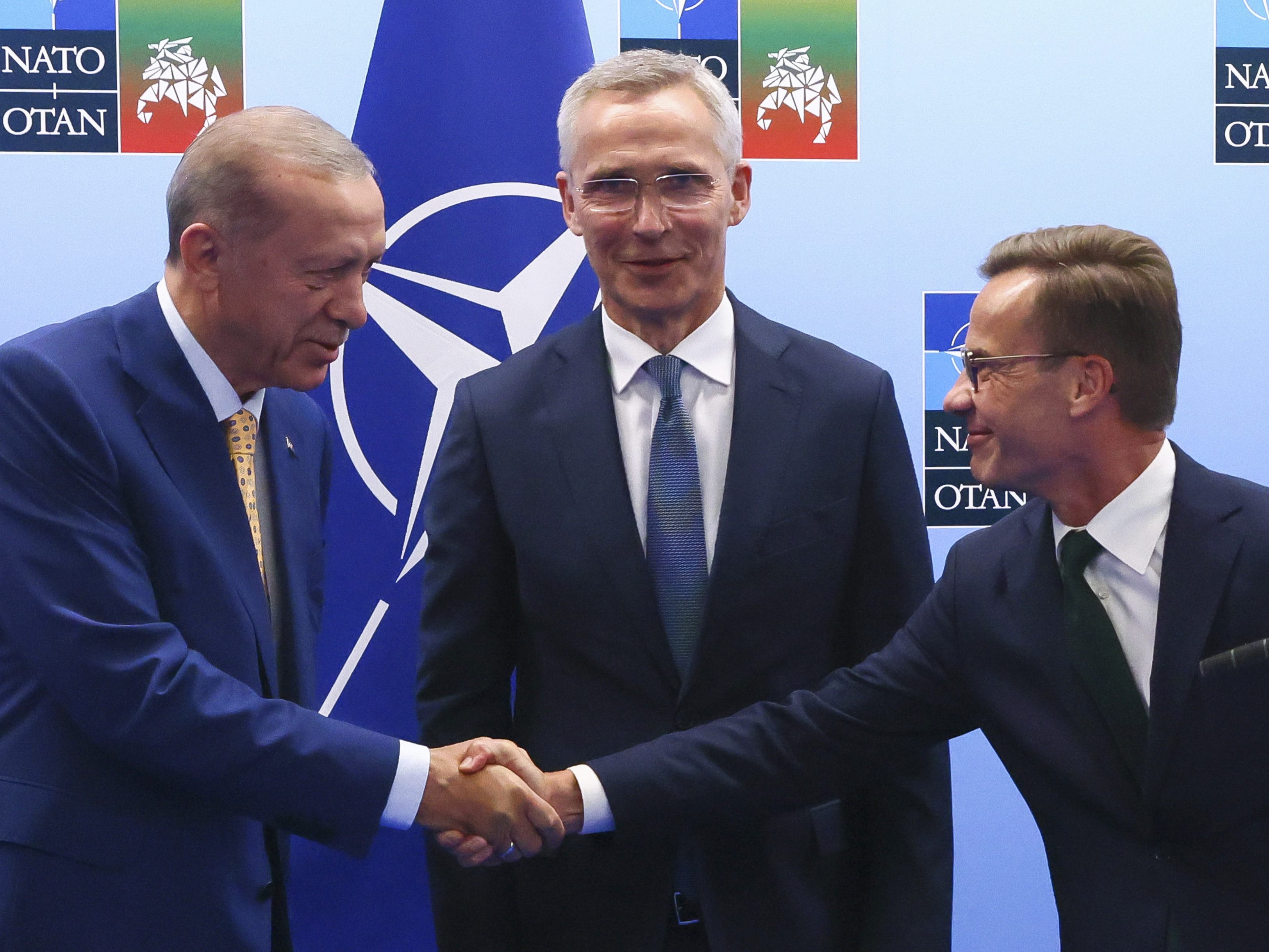 Recep Tayyip Erdogan (links), Ulf Kristersson (rechts) und Jens Stoltenberg.