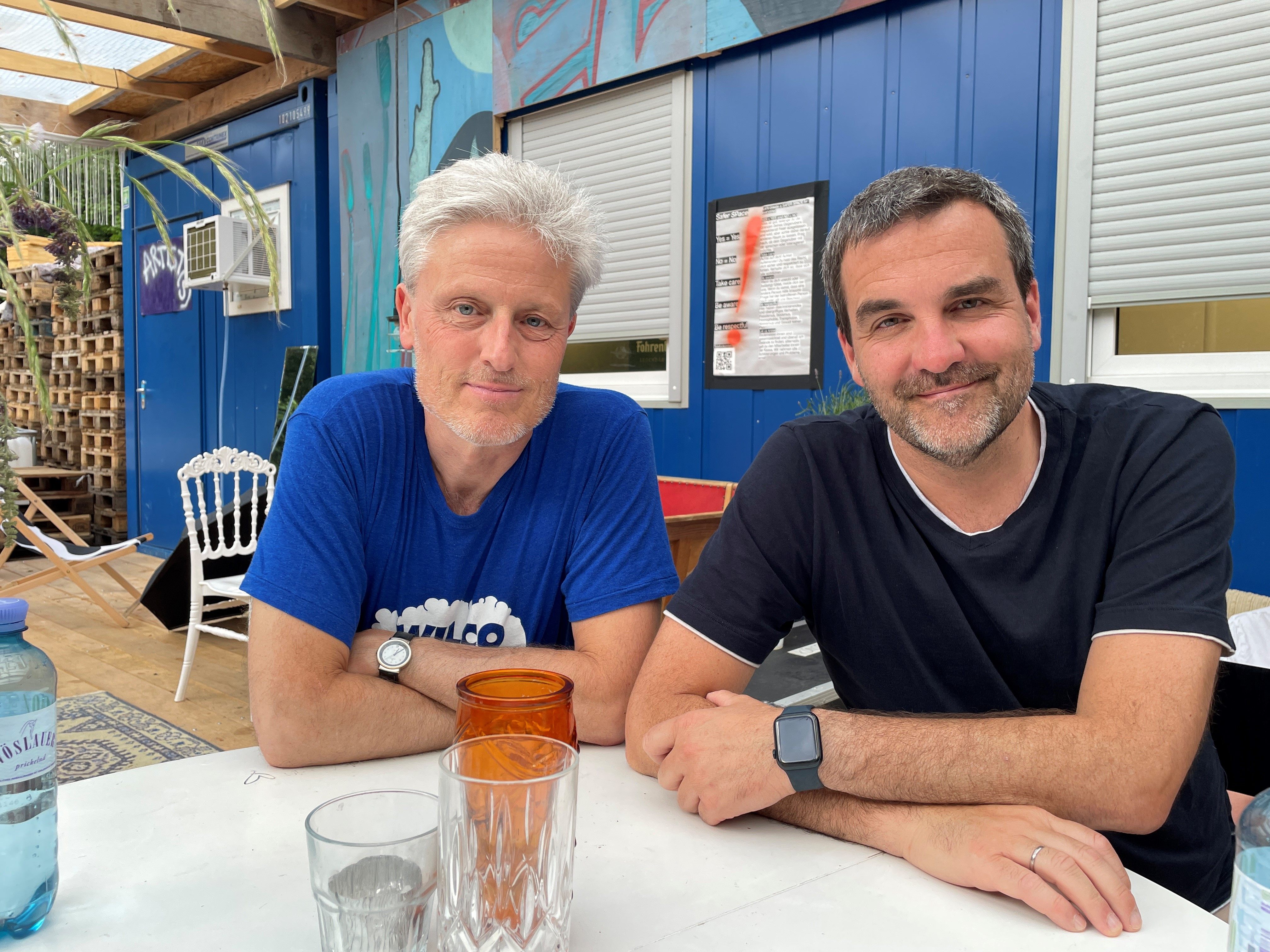 Florian Scheuba (links) und Florian Klenk (rechts) im Backstagebereich der Poolbar.