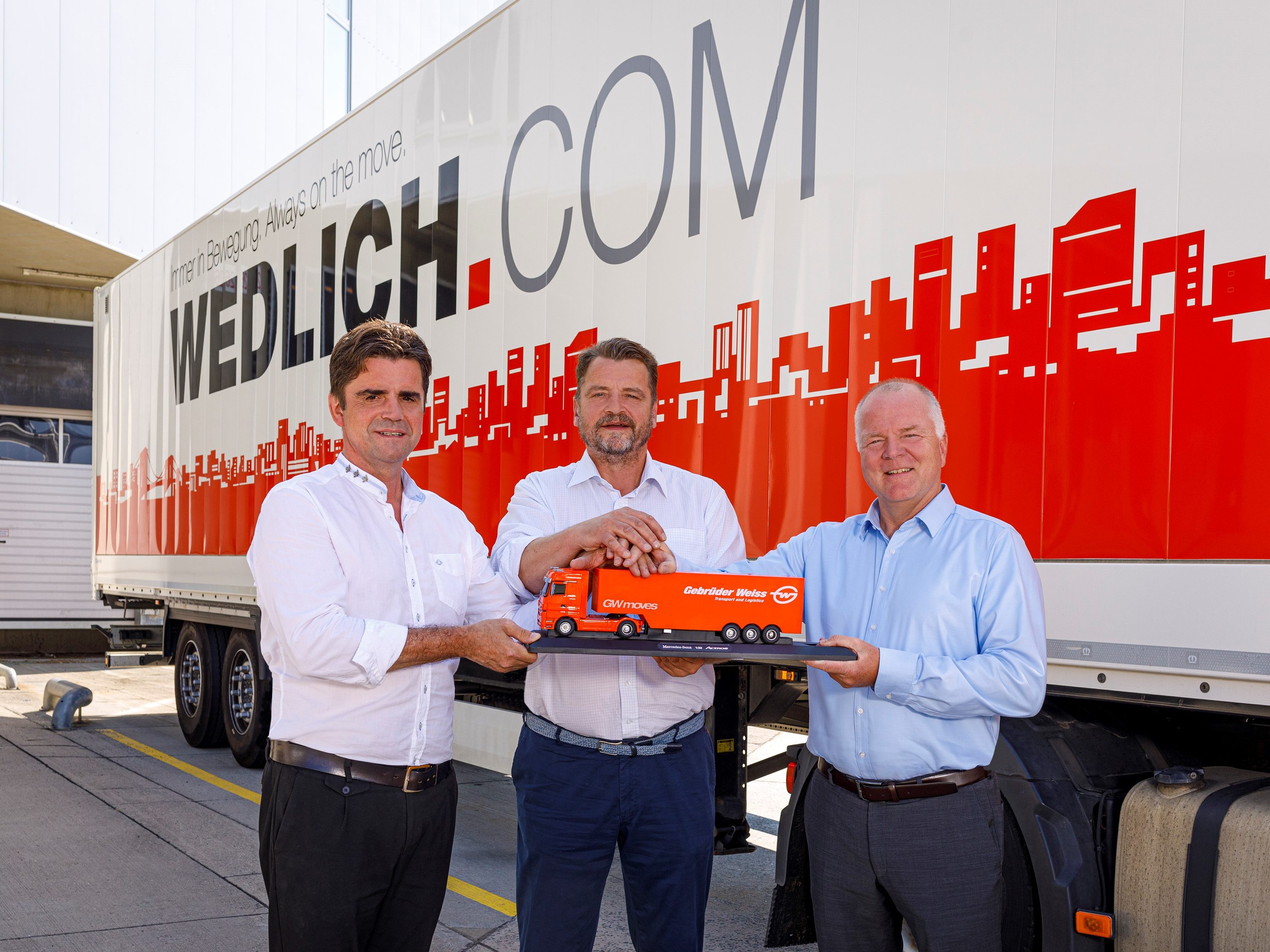Bei der Vertragsunterzeichnung (v.l.): Christian und Alfred Wedlich, Geschäftsführer Wedlich, und Werner Dettenthaler, Geschäftsführer Landverkehr Deutschland bei Gebrüder Weiss.