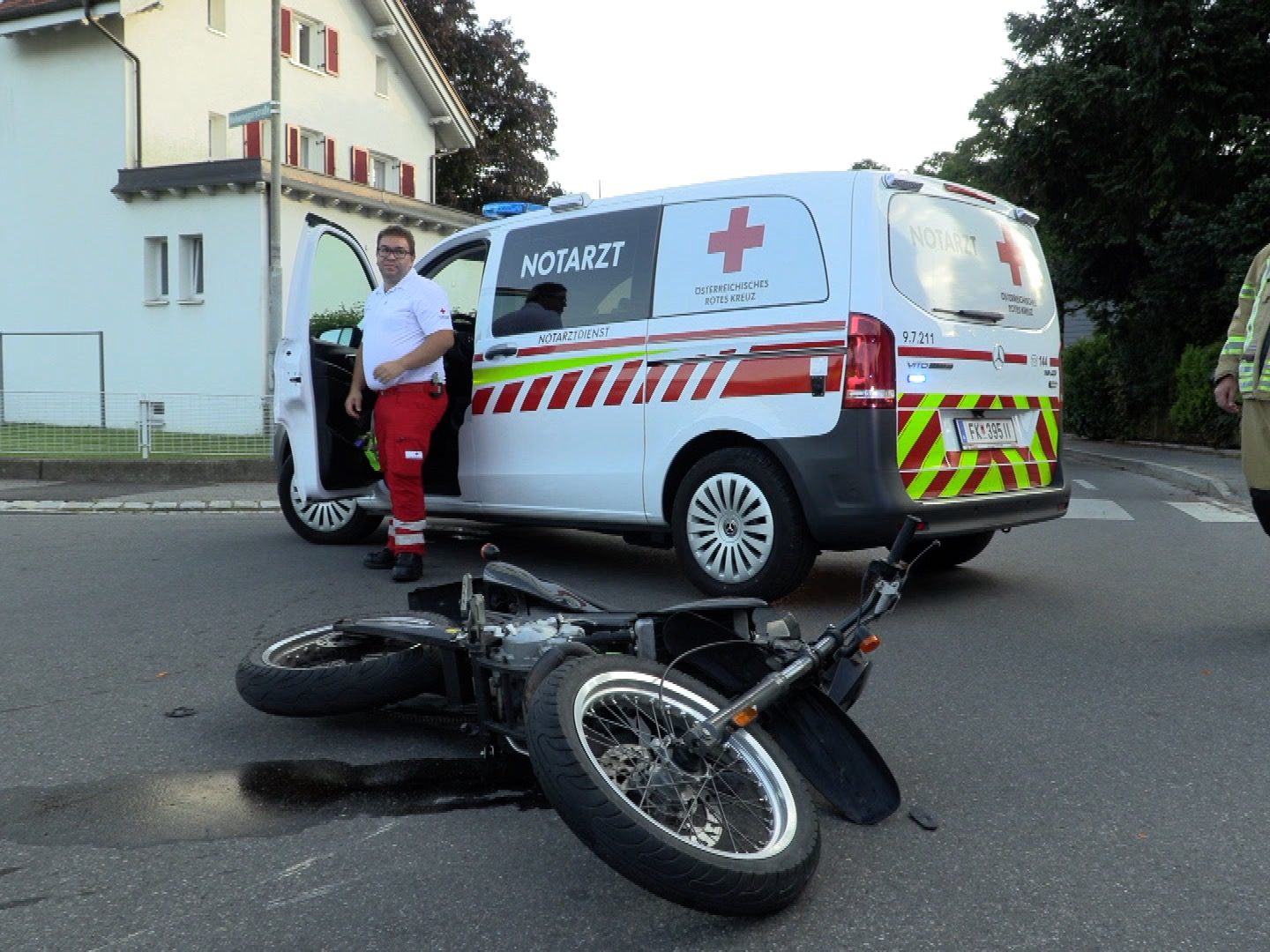 Der Notarzt warvor Ort um den verunfallten Mopedlenker zu versorgen.