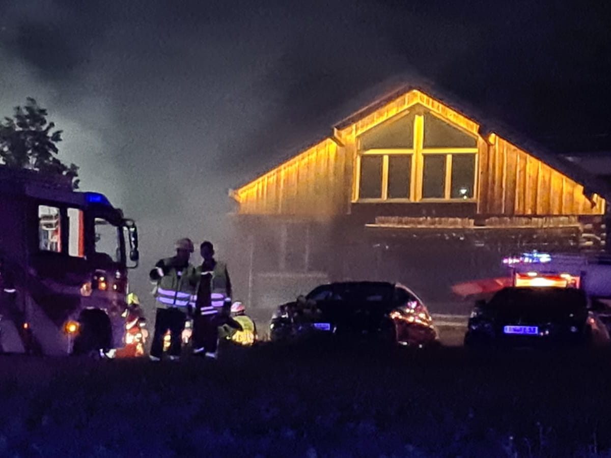 Feuer drohte auf Wohnhaus überzugreifen