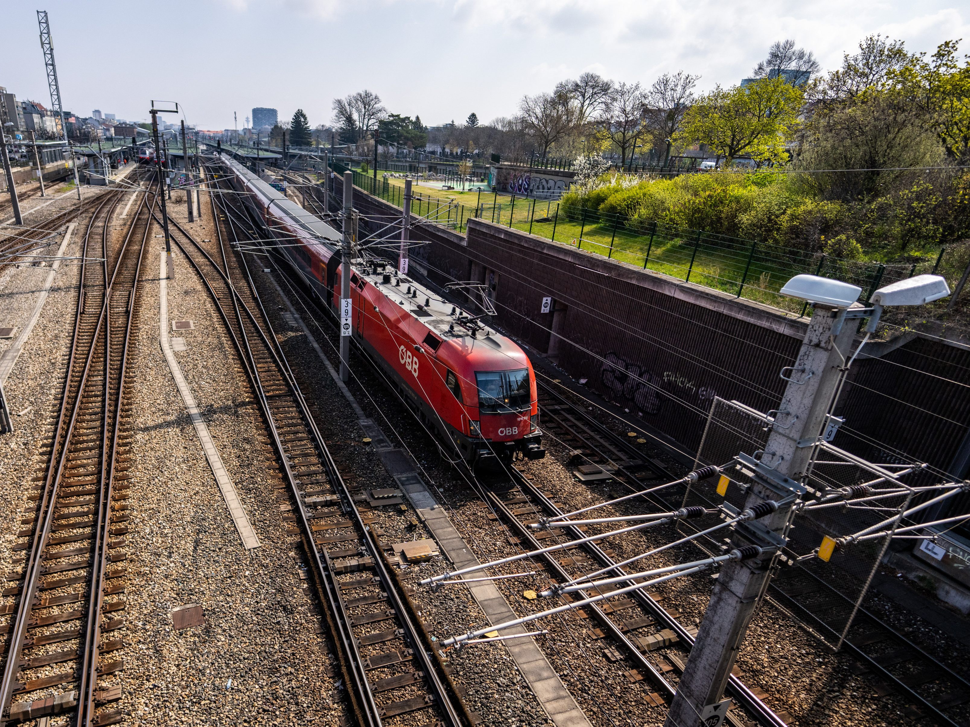 Wegen Brand eines Bauzuges am Sonntag