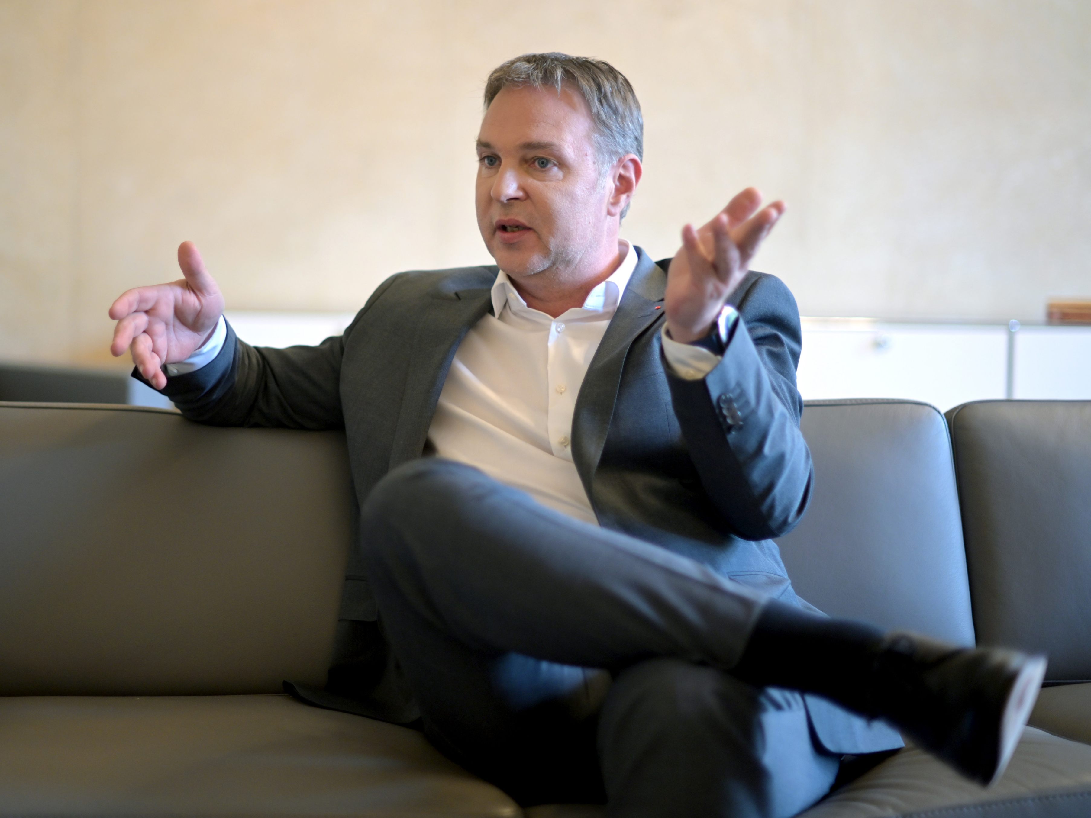 SPÖ-Chef Babler geht auf Sommertour.