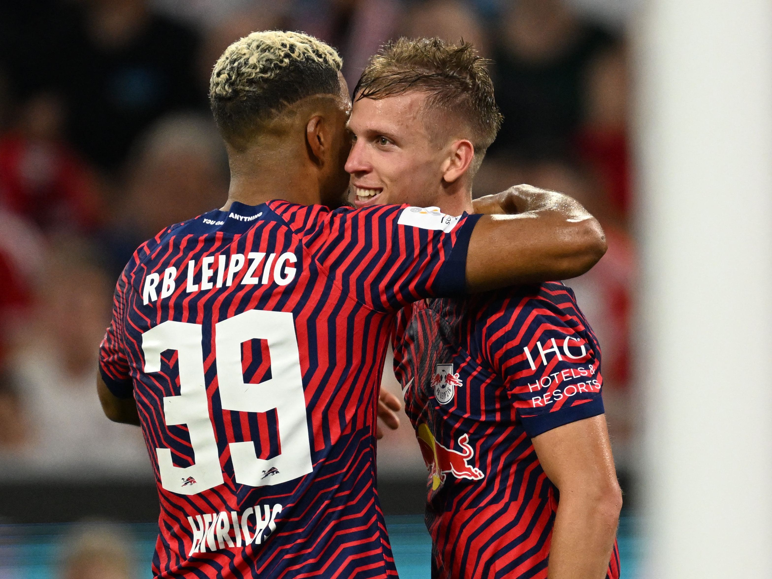 Dani Olmo (r.) war der Matchwinner beim Supercup-Sieg der Leipziger