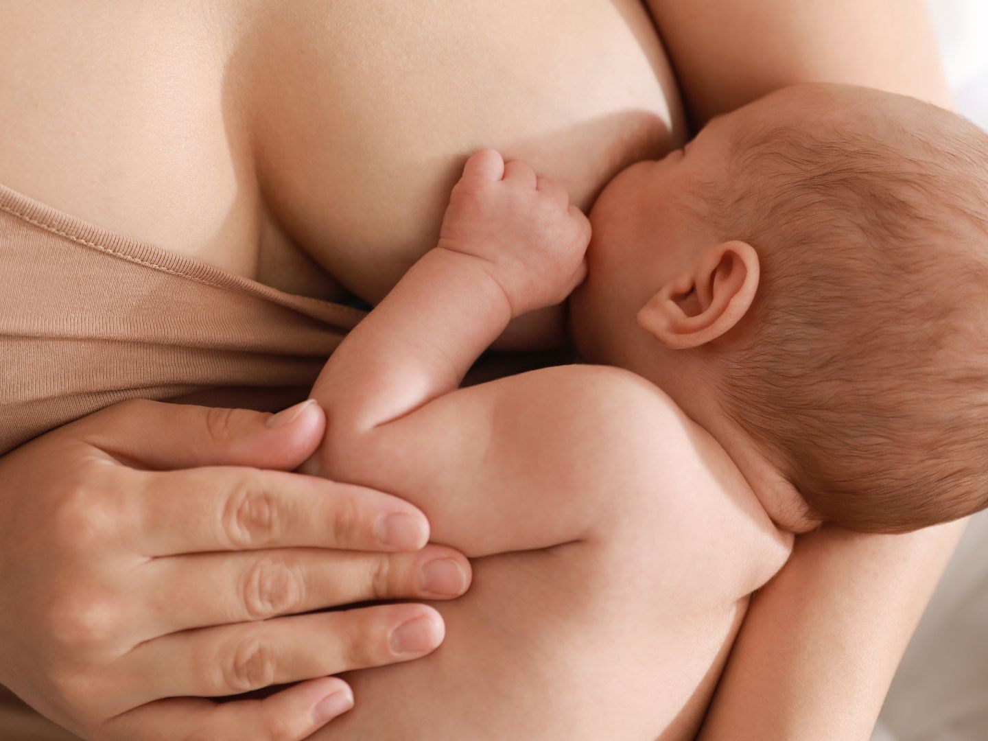 Mit dem "Stillsiegel" soll das Füttern von Babys in der Öffentlichkeit normalisiert werden.