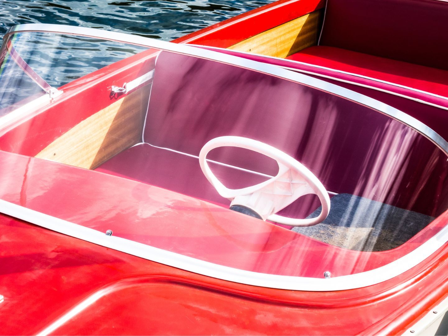 Am Motorboot entstand Totalschaden.