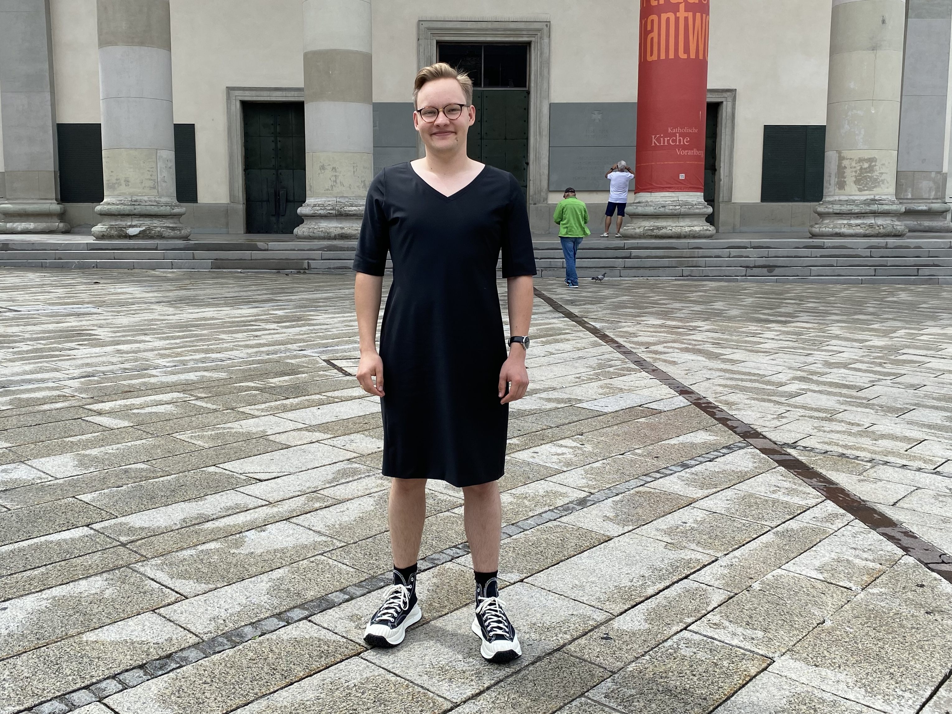 Raffael hat den Selbsttest gemacht und ist mit einem Kleid durch Dornbirn spaziert.