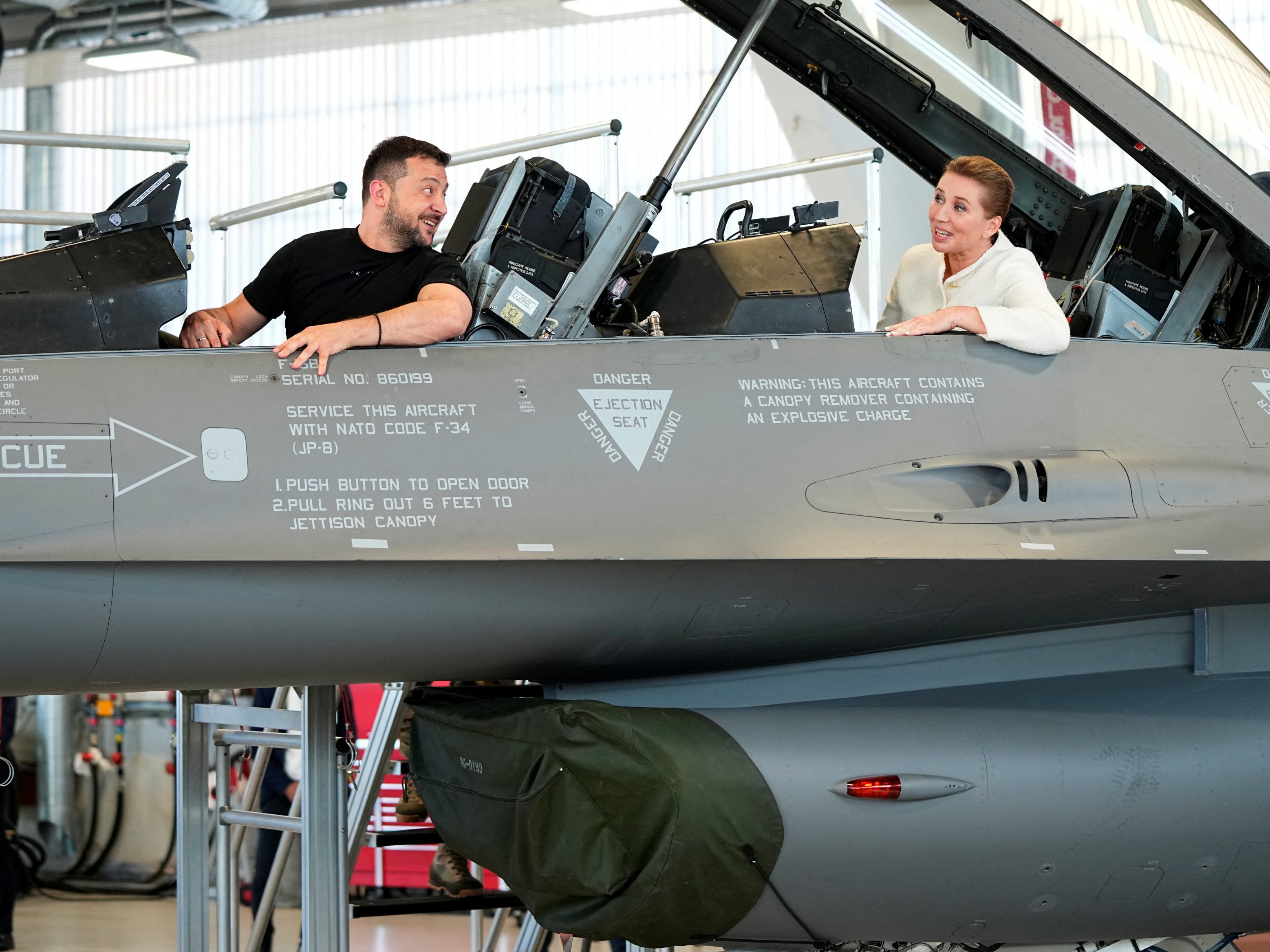 Selenskyj und Frederiksen in einem dänischen F-16-Kampfjet am 20. August in Dänemark.