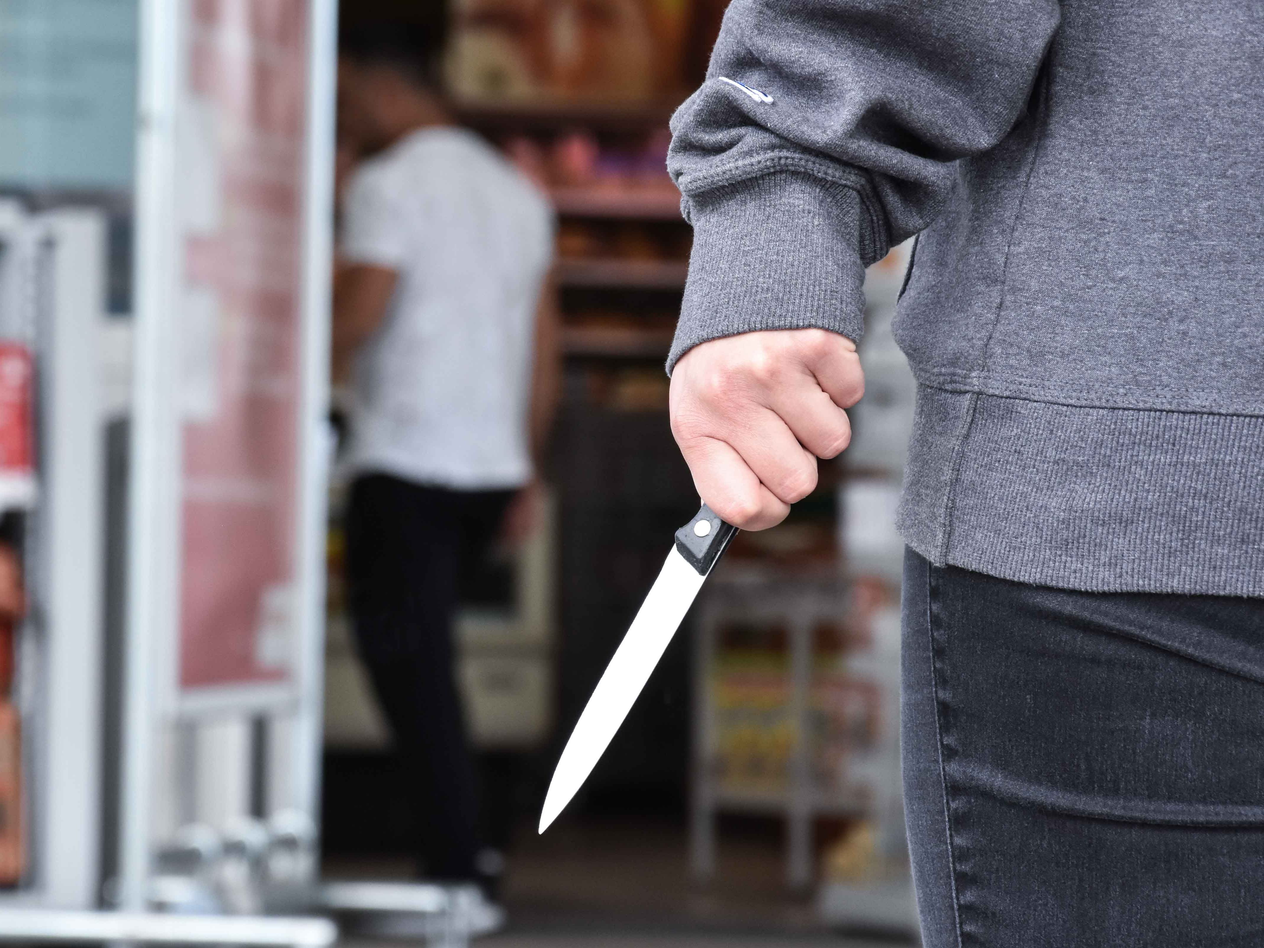 Der 13-Jährige bedrohte die Verkäuferin mit einem Messer.