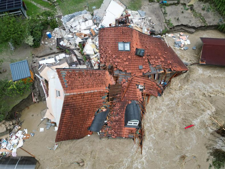 Fridays for Future sprach im Zusammenhang mit den Hochwasser-Katastrophen in Slowenien und Österreich von einer "Klimakrise vor dem Wohnzimmer".