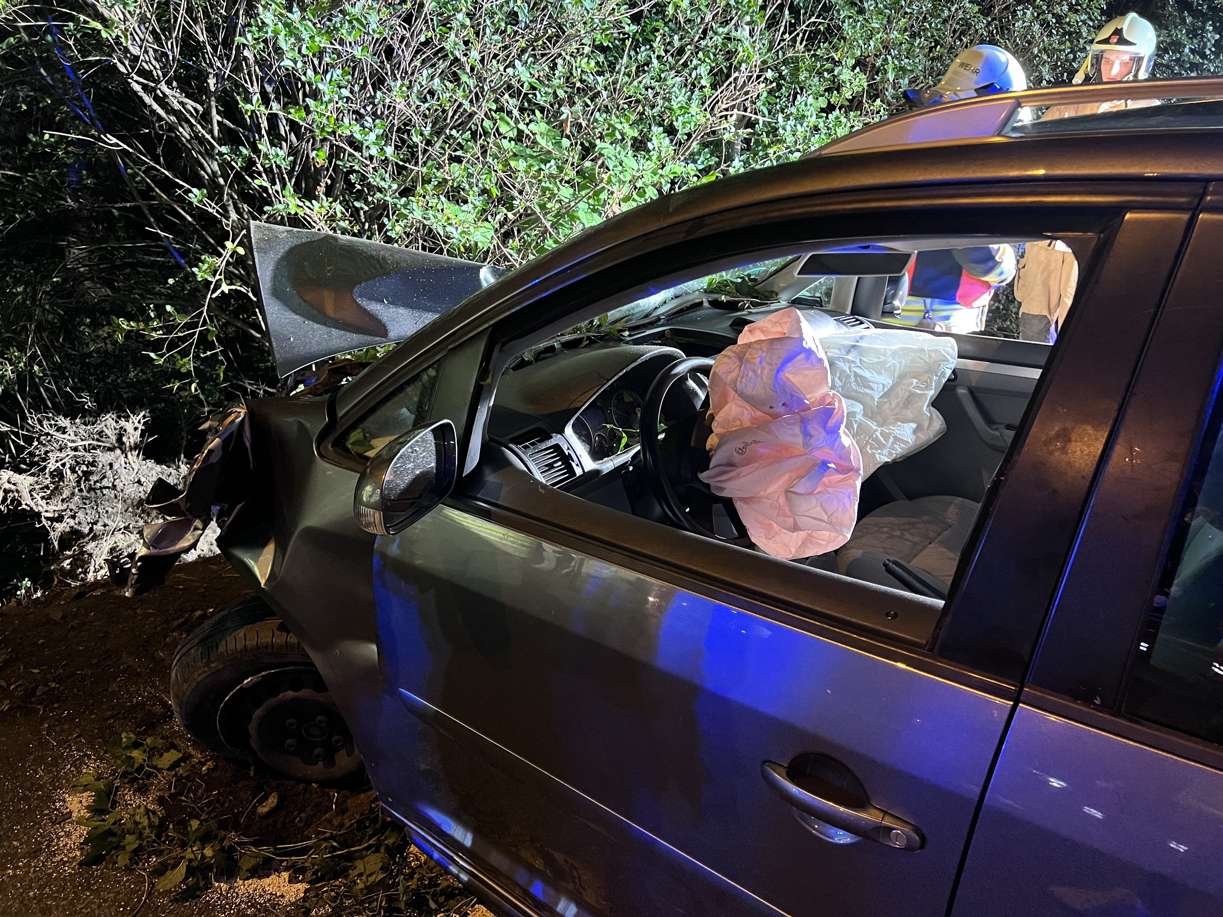 Einige wenige Bluspuren am Airbag legen laut Polizei nahe, dass der unbekannte Fahrer nicht schwer verletzt ist.