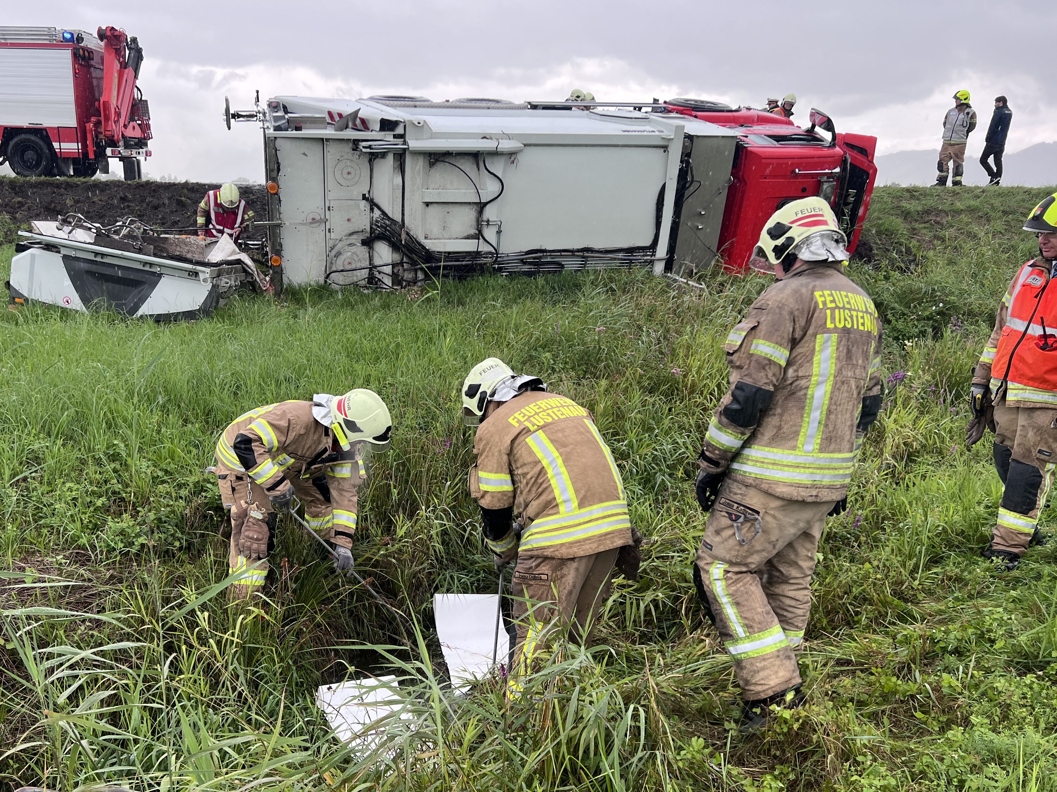 Ein umgestürzter Lkw sorgt für einen Einsatz in Lustenau.
