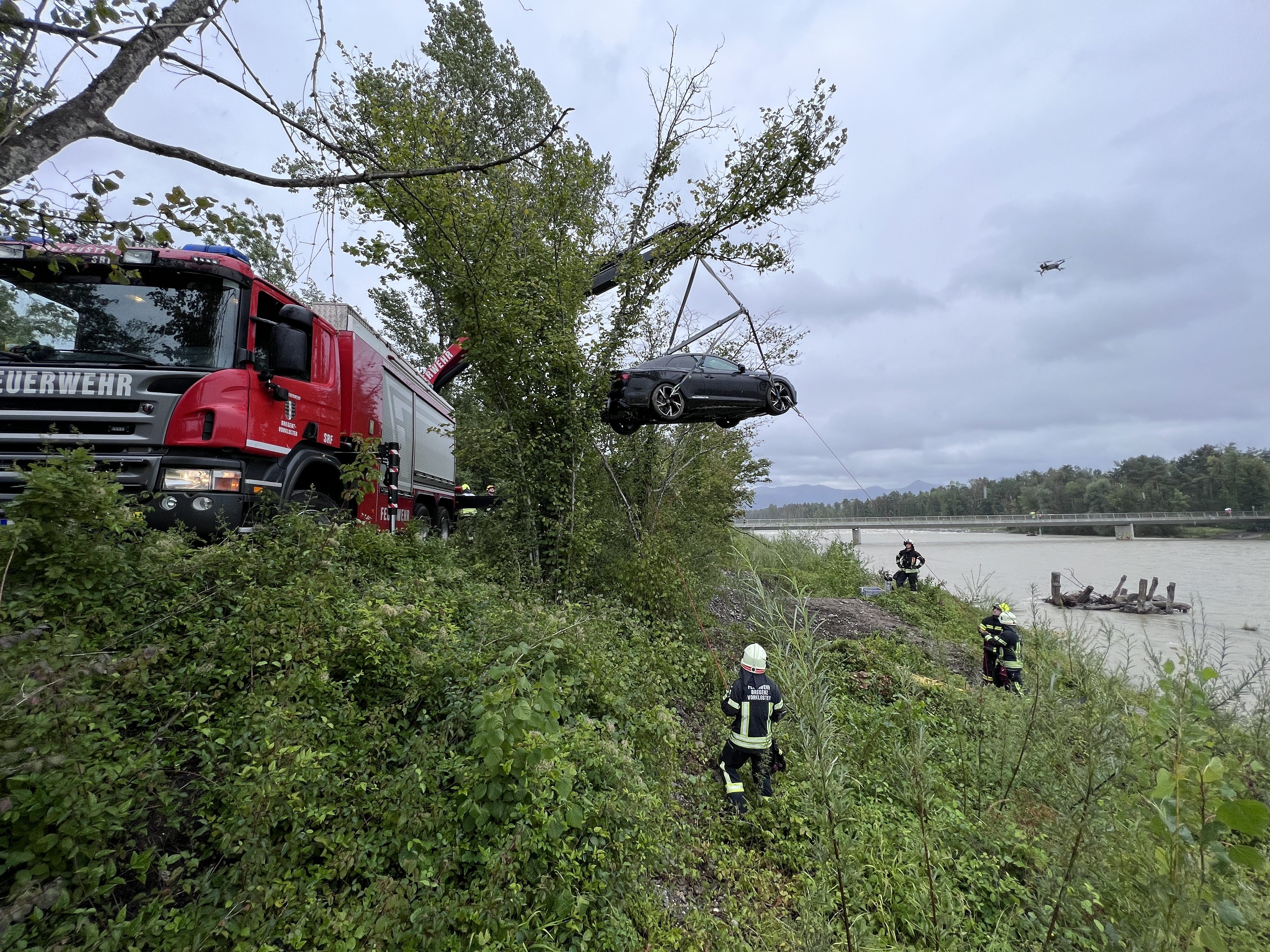 Der Audi musste in einer aufwendigen Aktion aus dem Wasser geborgen werden.