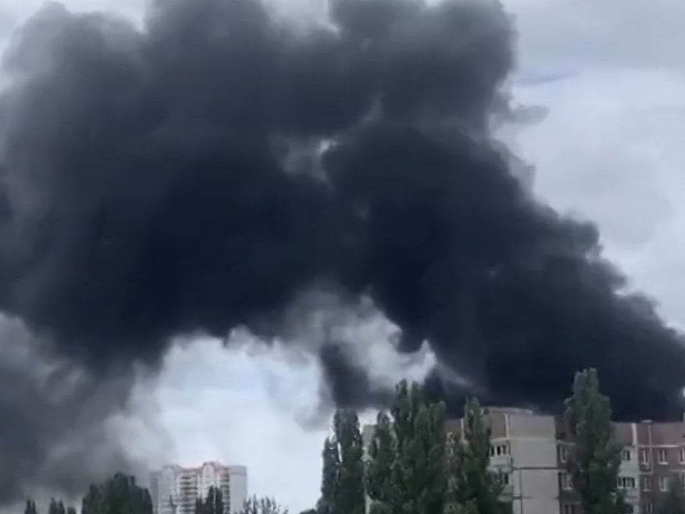 Explosion in einer Firma, in der Rüstungstechnik hergestellt wird.