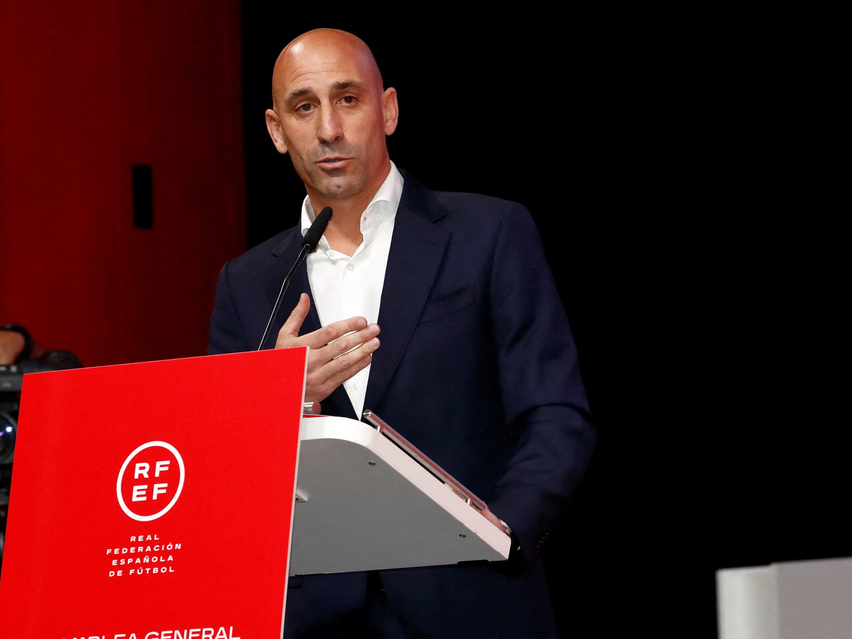 Luis Rubiales inszeniert sich als Opfer.