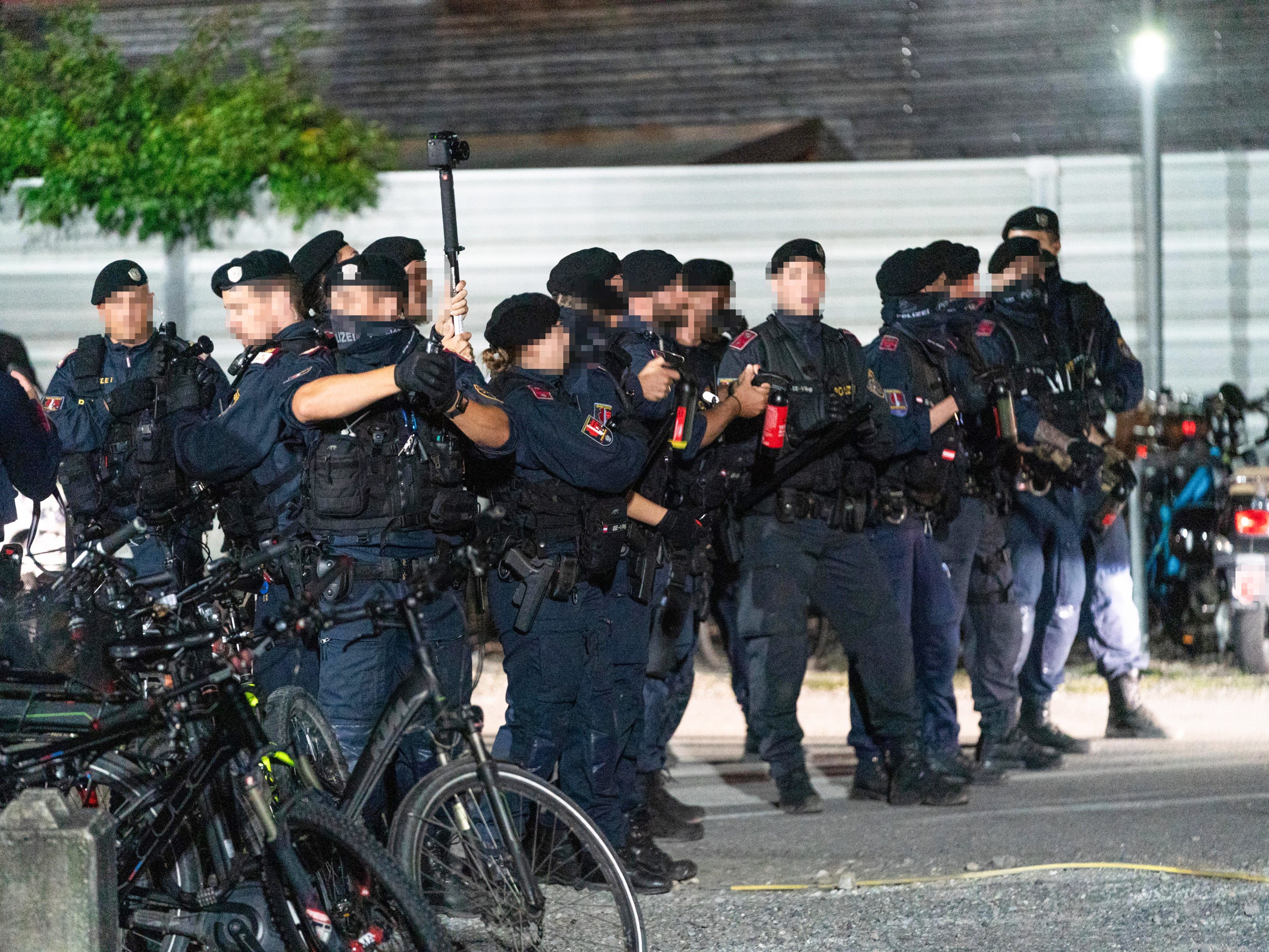 Die Polizei mussten die beiden rivalisierenden Gruppen trennen.
