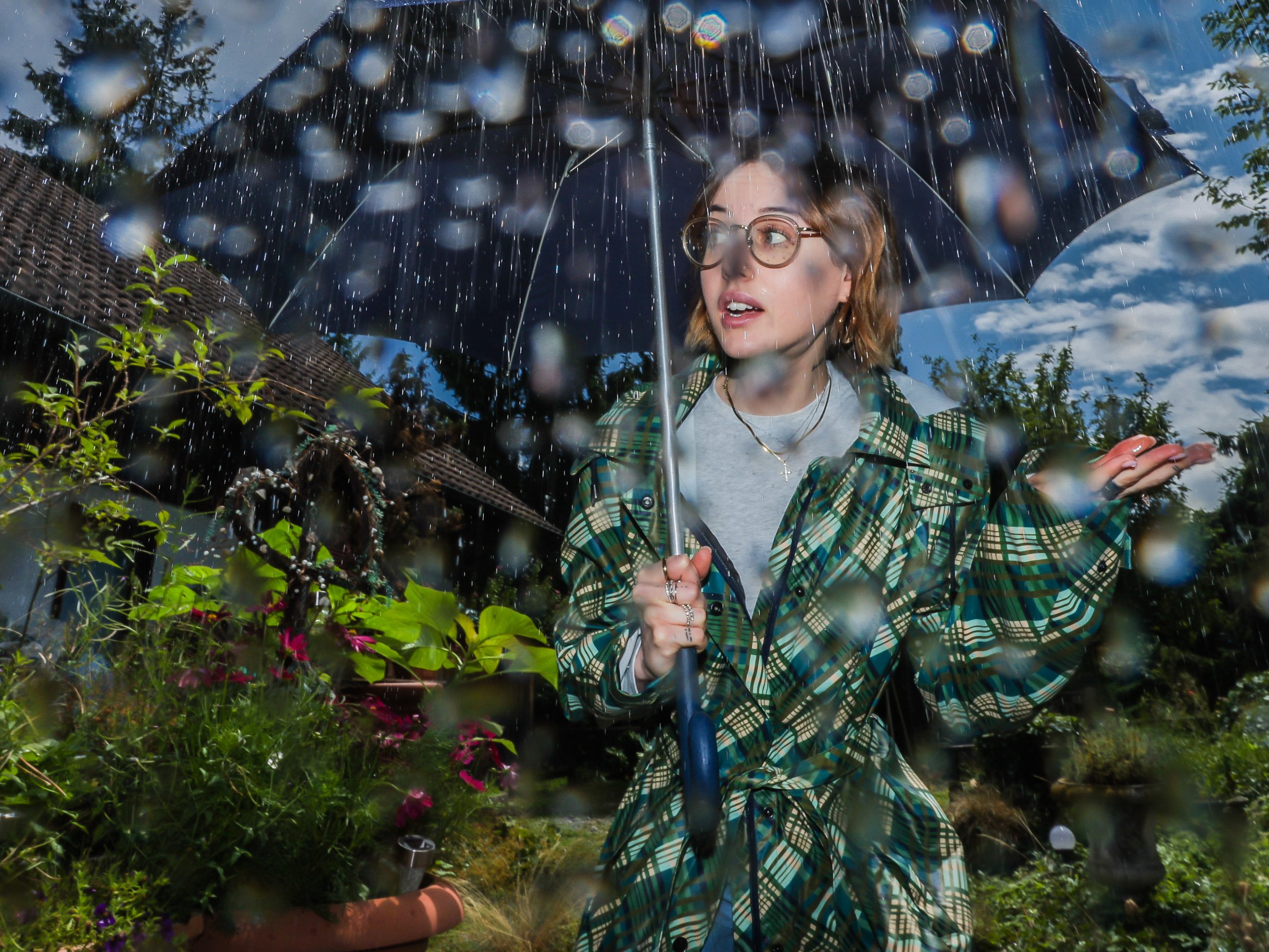 Bis Montagmittag kommen erste Regenschauer und einzelne, eingelagerte Gewitter auf.
