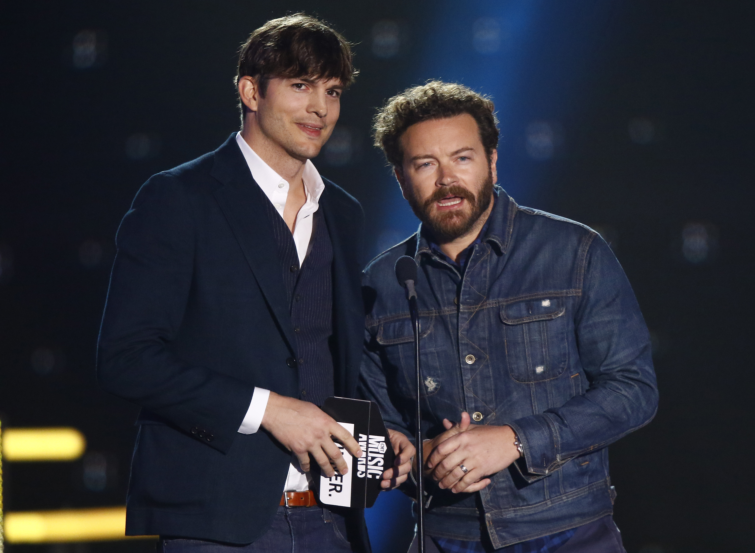 Ashton Kutcher (links) und seine Frau Mila Kunis ernteten in den sozialen Medien viel Kritik für die Unterstützung von Danny Masterson (rechts). 