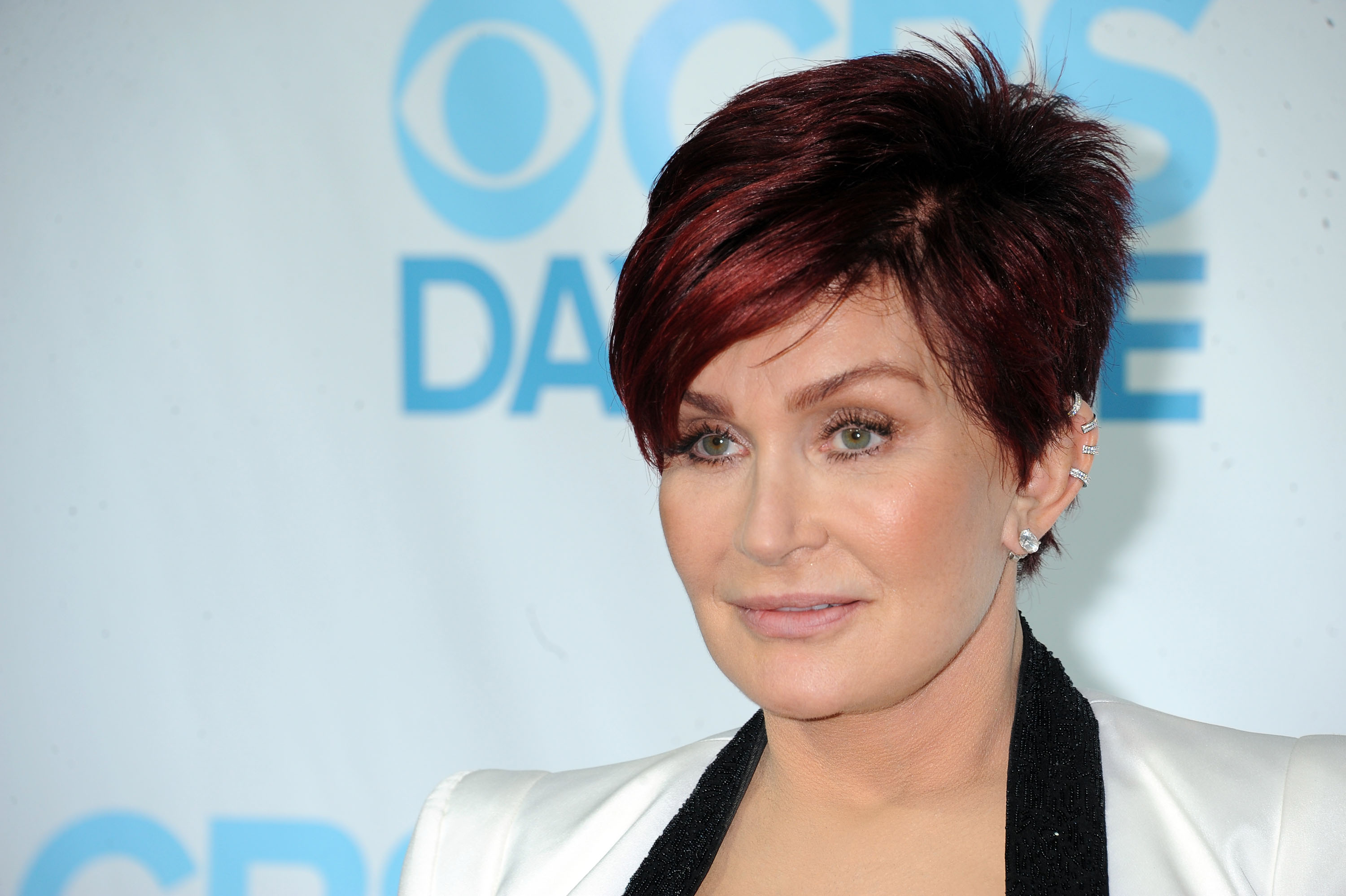 Sharon Osbourne bezeichnet Ashton Kutcher bei einem Auftritt als den unhöflichsten Prominenten, den sie je getroffen hat, und nennt ihn ein “kleines gemeines Ding”.