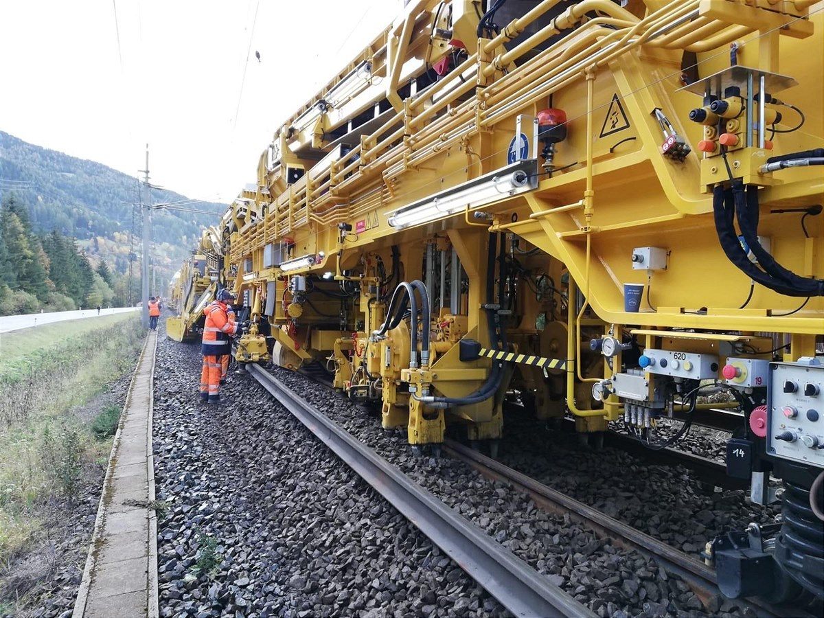 Auch eine Gleisschotterbettungsreinigungsmaschine kommt zum Einsatz.