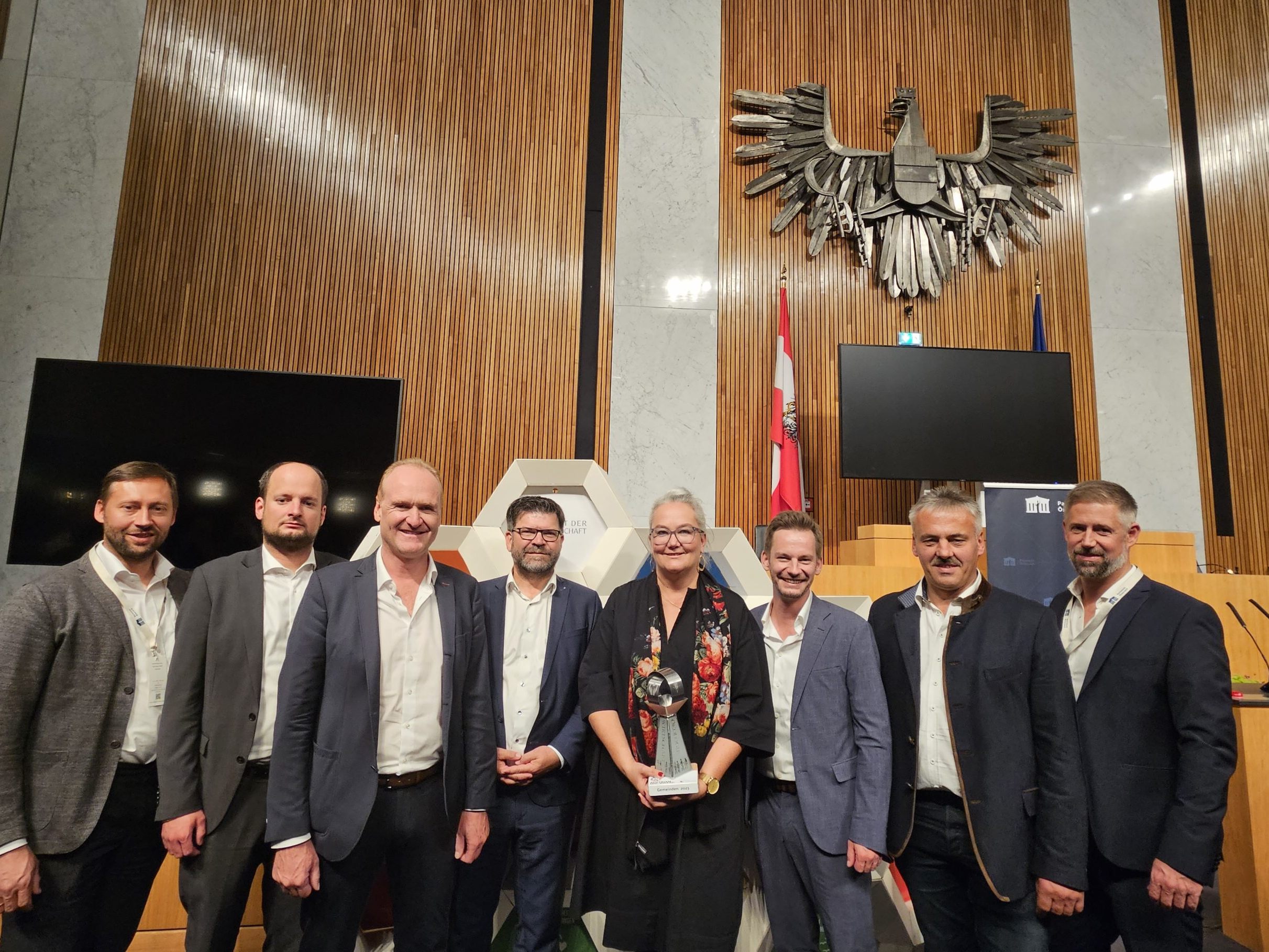 Die Vorderwälder Bürgermeister Ulrich Schmelzenbach, Egmont Schwärzler, Guido Flatz, Gerhard Beer, Philipp Fasser, Martin Bereuter und  Thomas Konrad freuen sich zusammen mit Ida Bals über die gemeinsame qualitätsvolle Schulverpflegung.