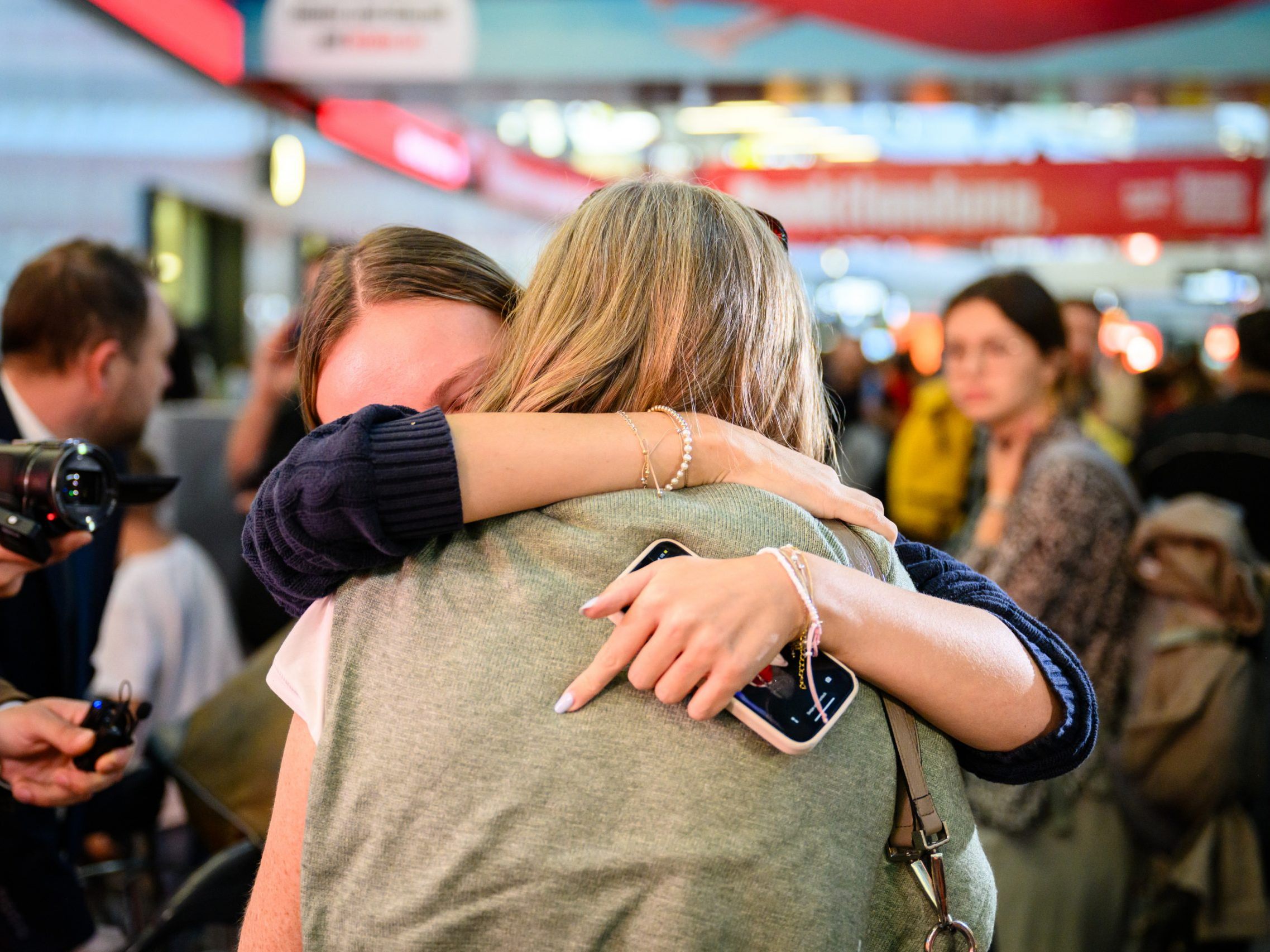 Passagiere des Evakuierungsfluges aus Tel Aviv (Israel) am Donnerstag, 12. Oktober 2023, nach der Ankunft am Flughafen Wien in Schwechat.
