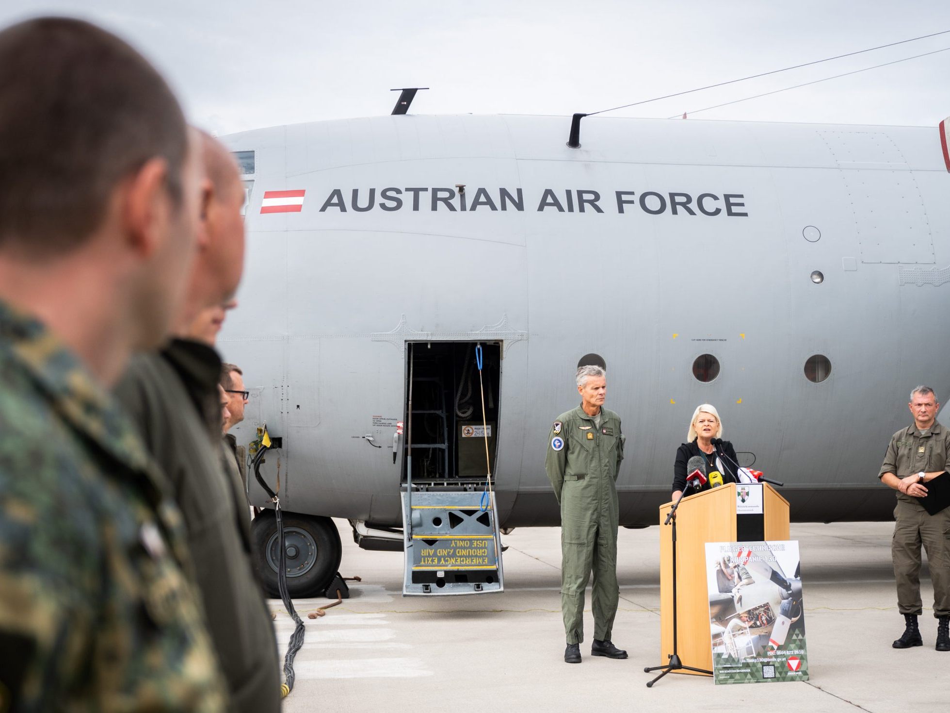 Verteidigungsministerin Klaudia Tanner (ÖVP) und Soldaten des österreichischen Bundesheeres am Dienstag, 10. Oktober 2023, am Fliegerhorst Hörsching. Vom Fliegerhorst Hörsching in Oberösterreich sollte am Mittwoch ein Hercules-Flugzeug des Bundesheeres nach Zypern starten, um von dort Österreicher an vorerst fünf Einsatztagen aus Israel zu holen.