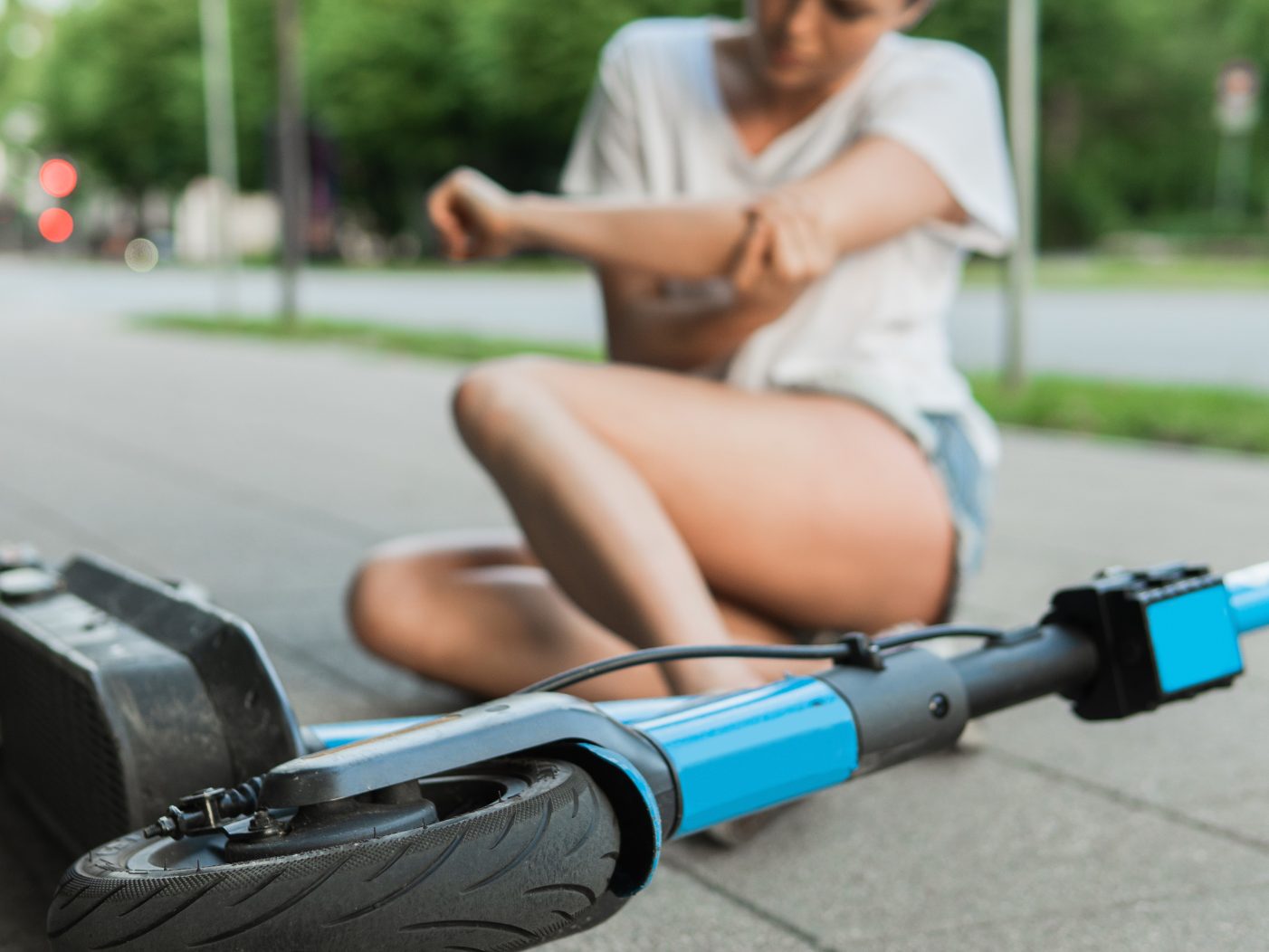So verringert man das Verletzungsrisiko beim E-Scooter-Fahren.