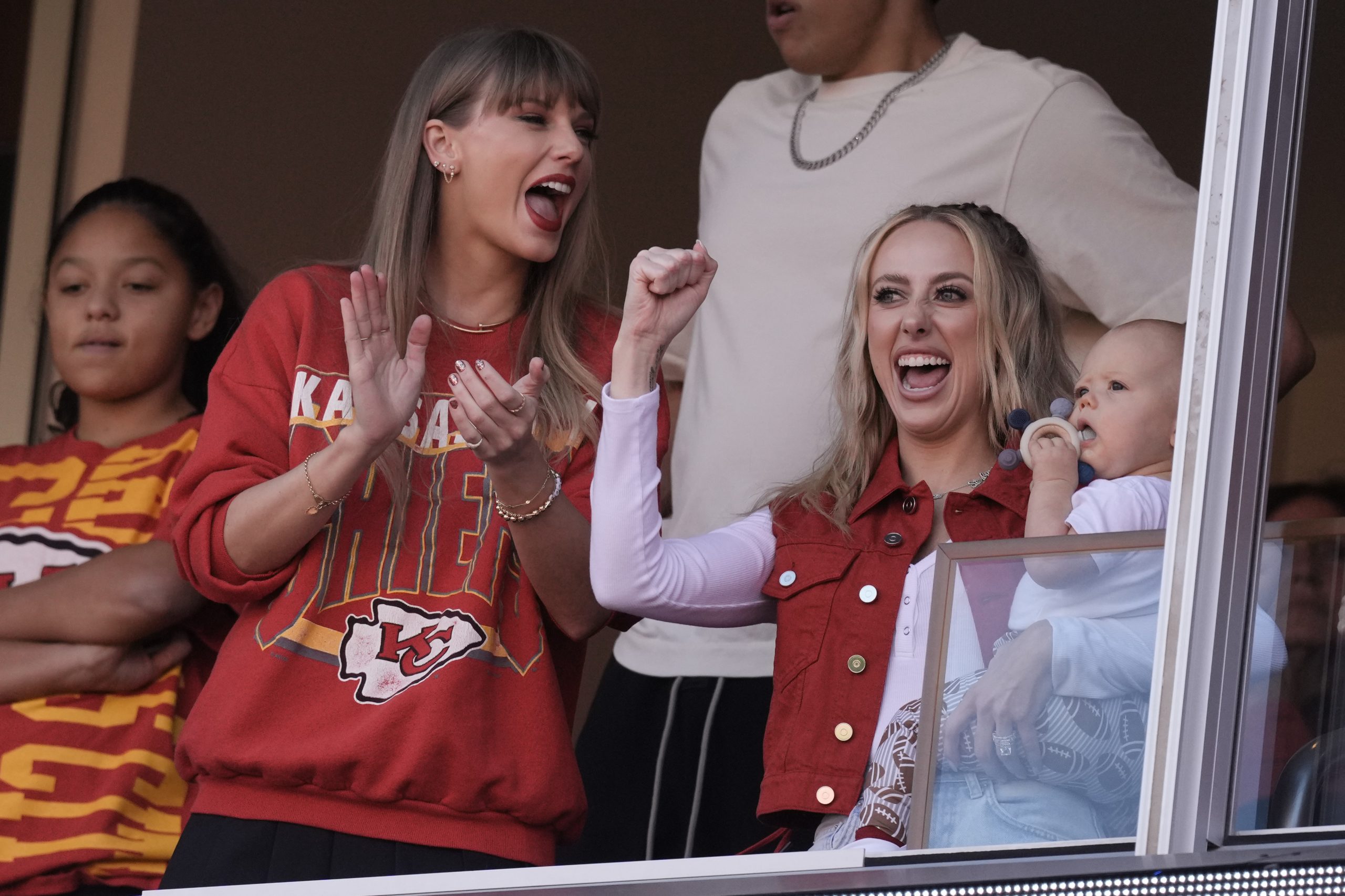 Taylor Swift und Brittany Mahomes.