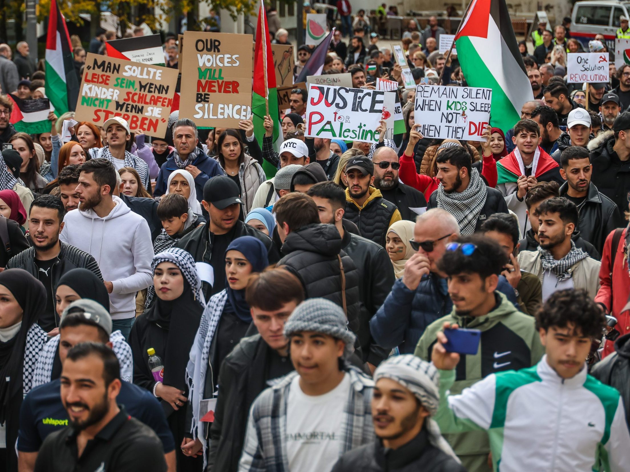 Teilnehmer der Demo versammelten sich am Kornmarktplatz in Bregenz.