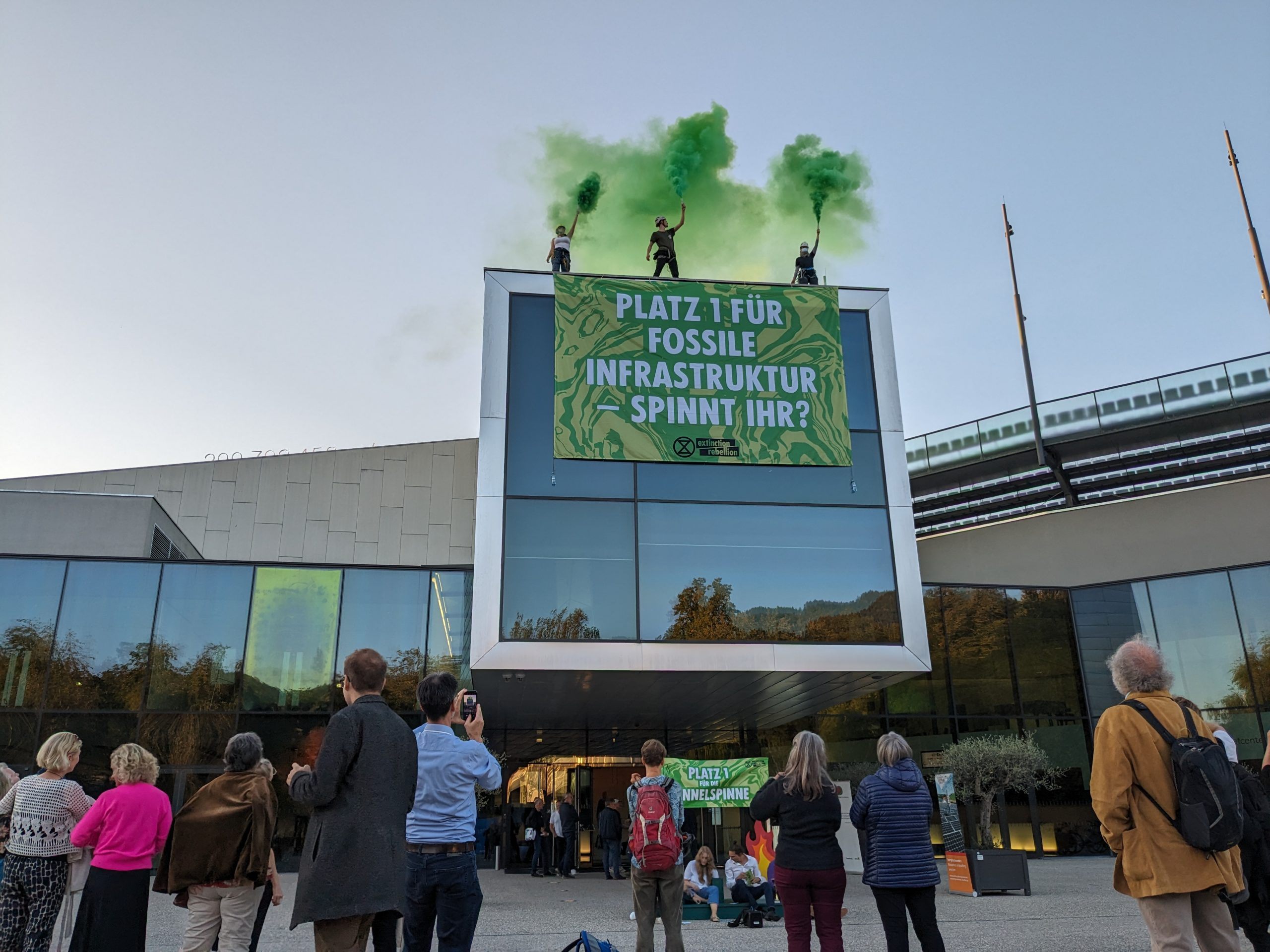 Klimaprotest vor dem Festspielhaus