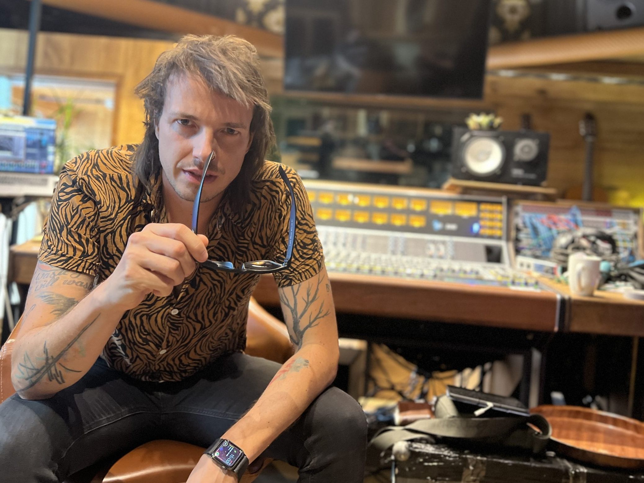 Dominik "Marco Pogo" Wlazny bei Toni Loitsch in den Nautilus Studios in Dornbirn.
