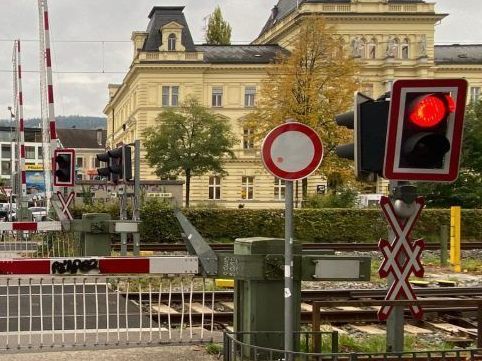 Dass man bei den Bahnübergängen in Bregenz nicht immer gleich lang warten muss, fällt auf.