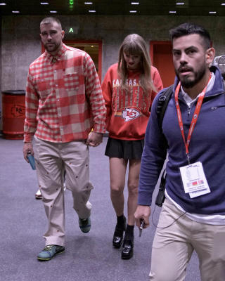 Taylor Swift Hand in Hand mit Travis Kelce auf dem Weg aus dem Arrowhead Stadium.